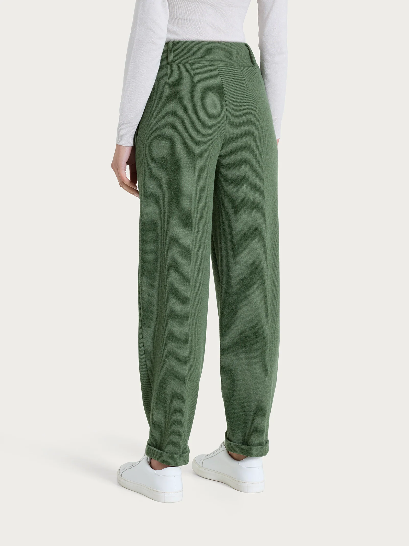 Pantalone a carota con tasche e pinces in Velvet - Bronze Green - Image 4