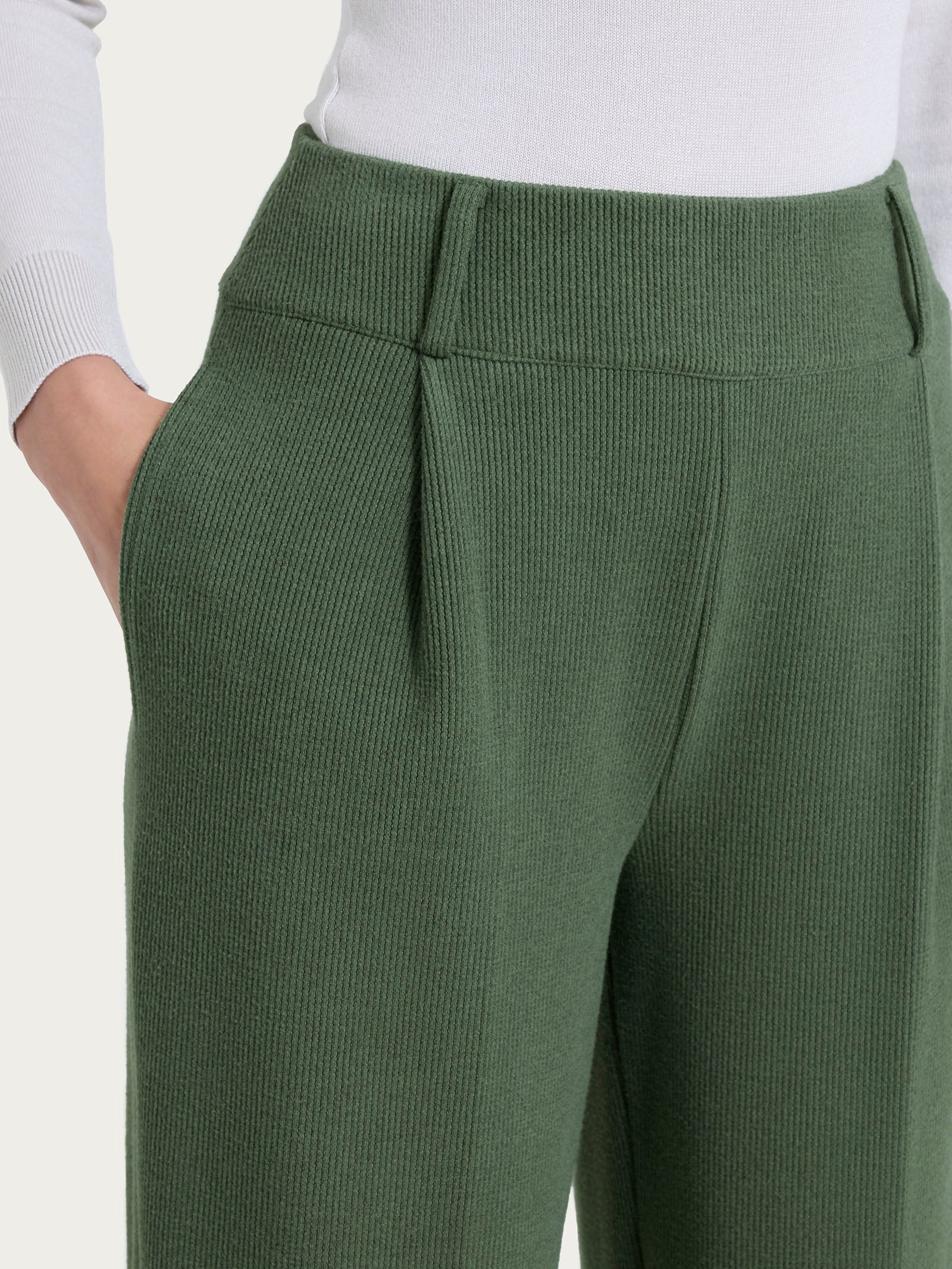 Pantalone a carota con tasche e pinces in Velvet - Bronze Green - Image 5