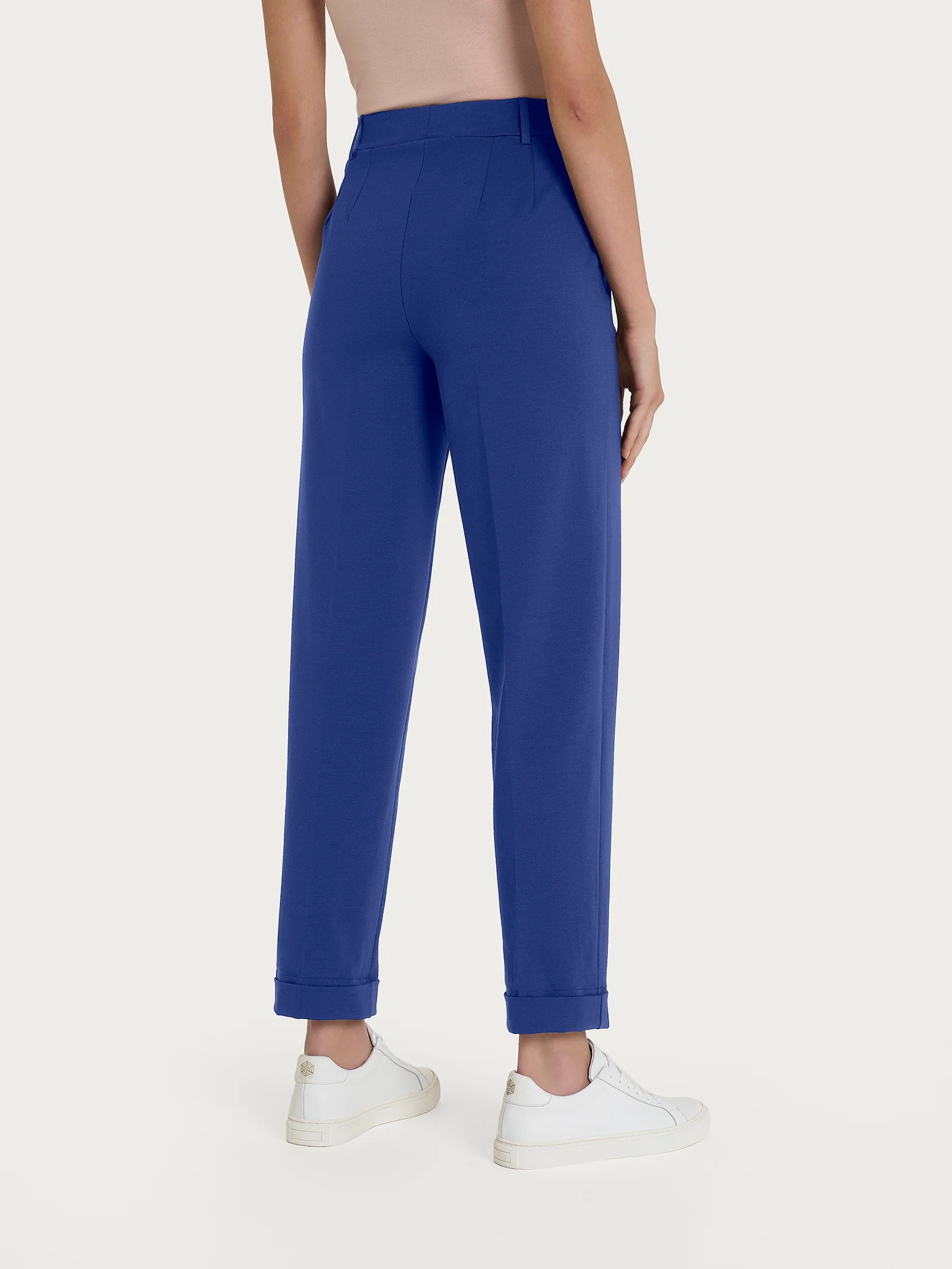 Pantalone a carota con tasche in Compact Light  - Blueberry - Image 2