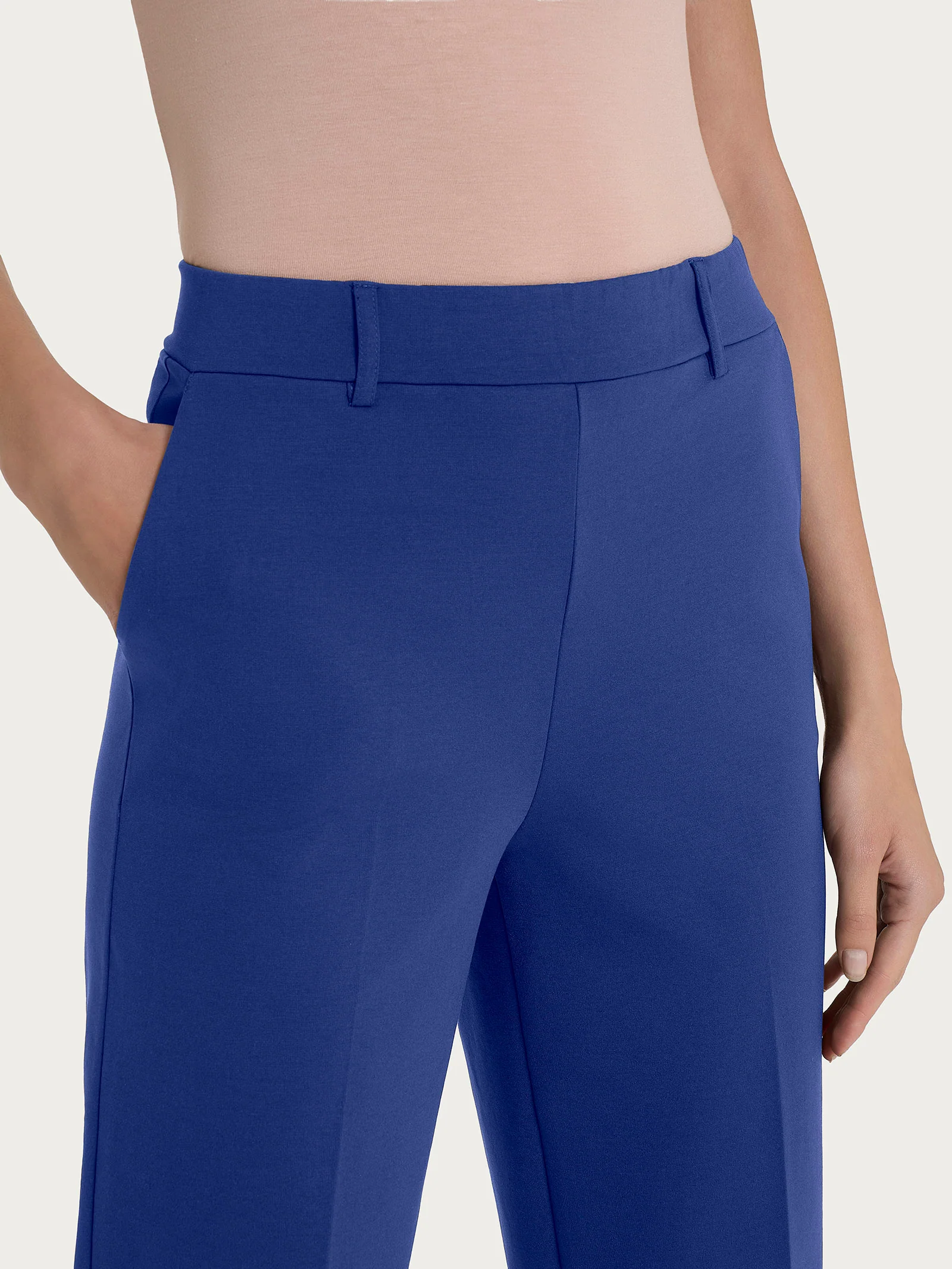 Pantalone a carota con tasche in Compact Light  - Blueberry - Image 3