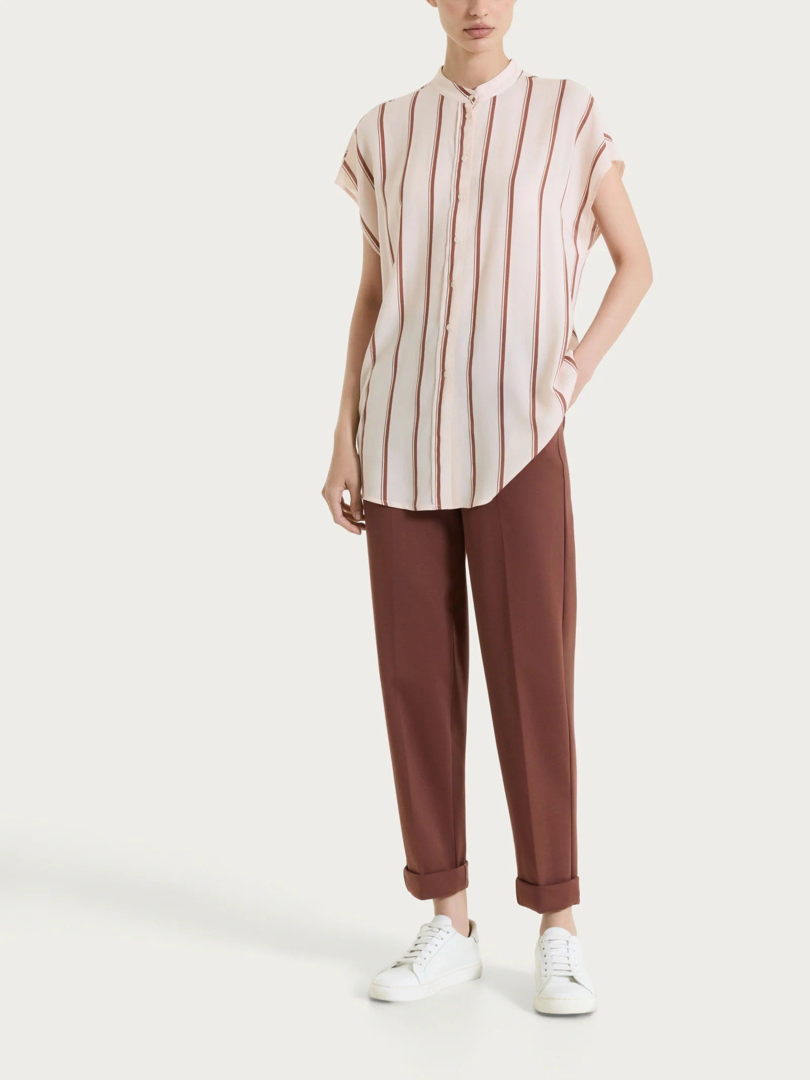 Pantalone a carota con tasche in Compact Light  - Cappuccino - Image 3