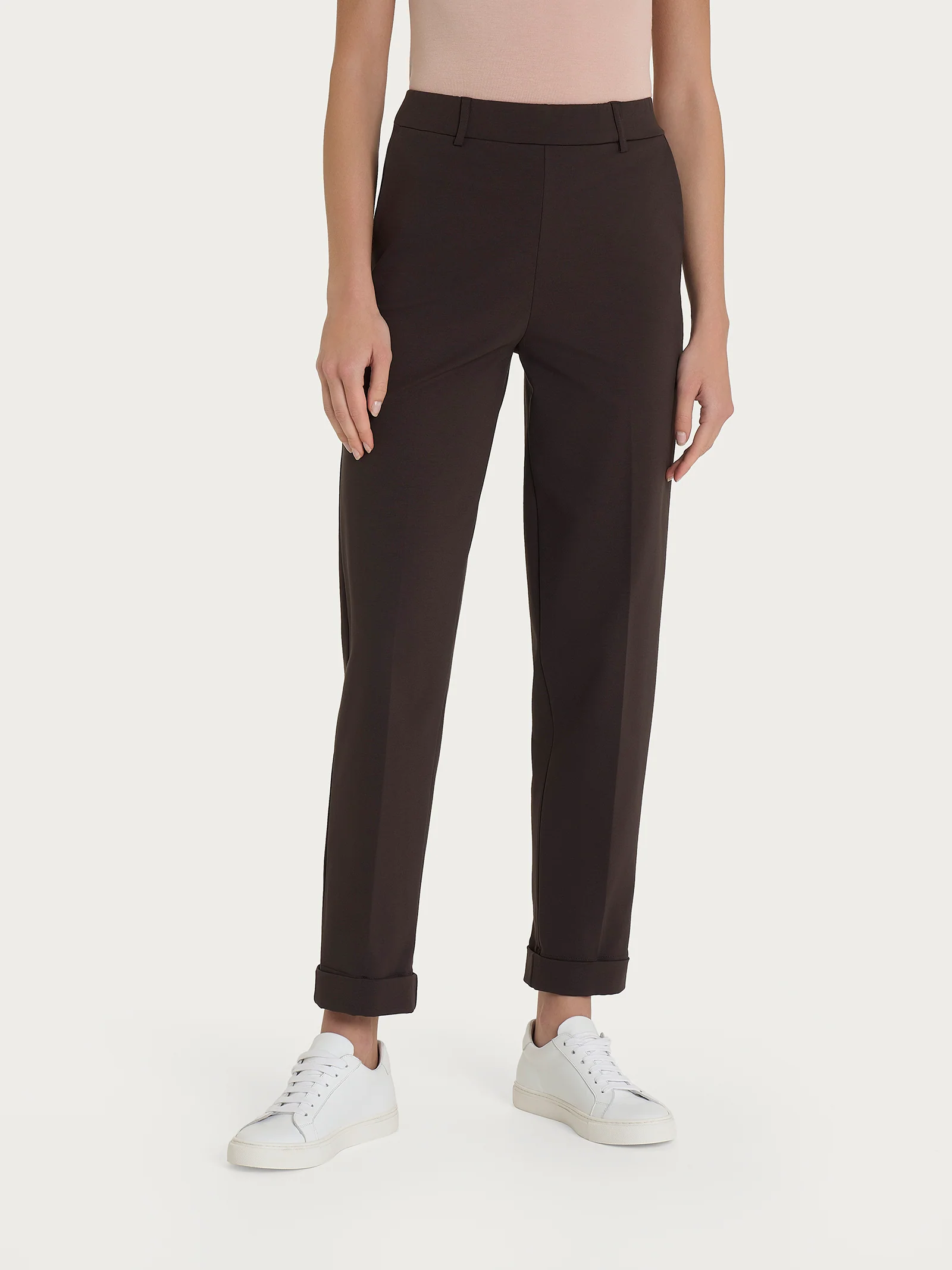 Pantalone a carota con tasche in Compact Light  - Chocolate Torte - Image 2