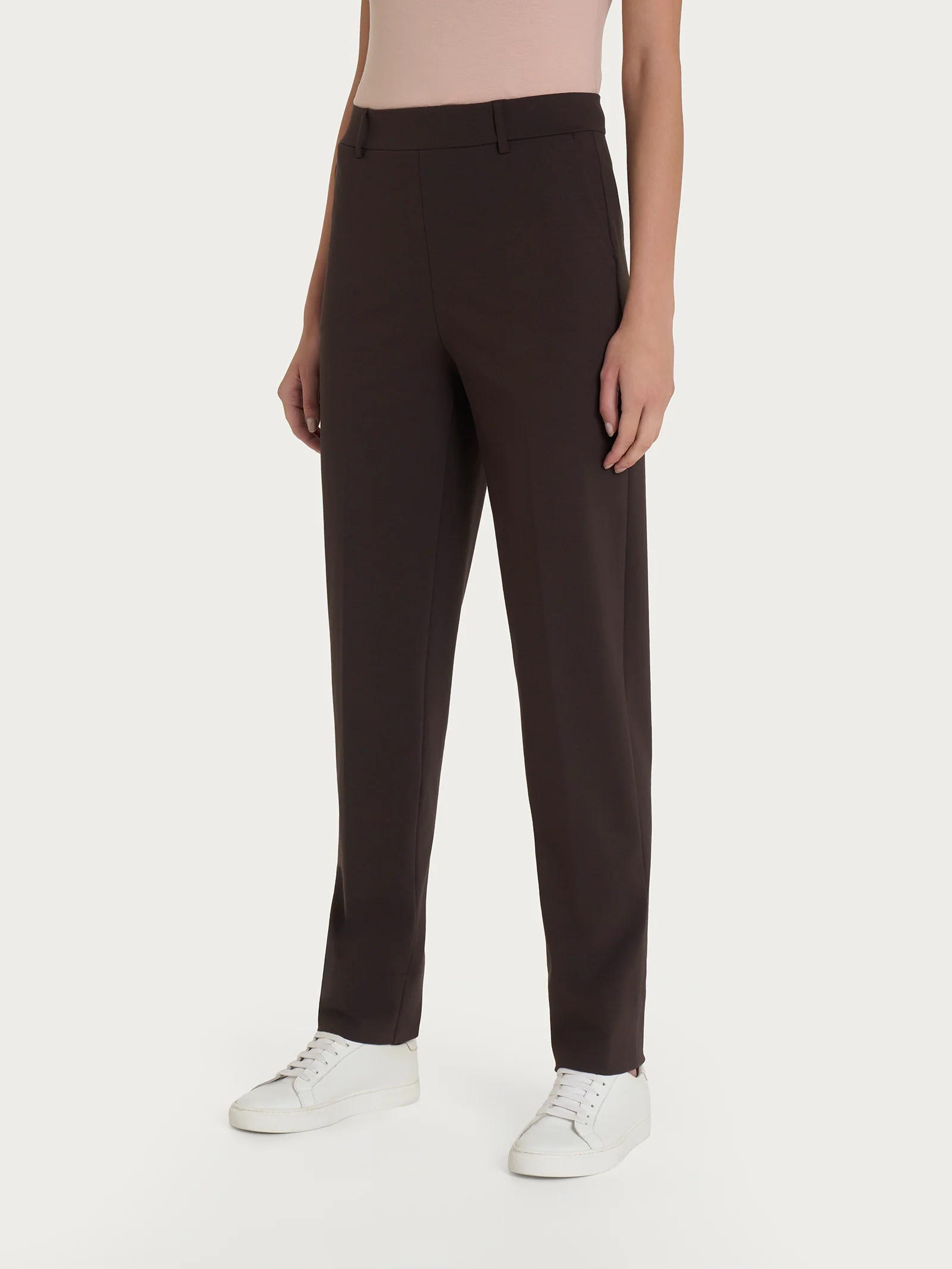 Pantalone a carota con tasche in Compact Light  - Chocolate Torte - Image 3