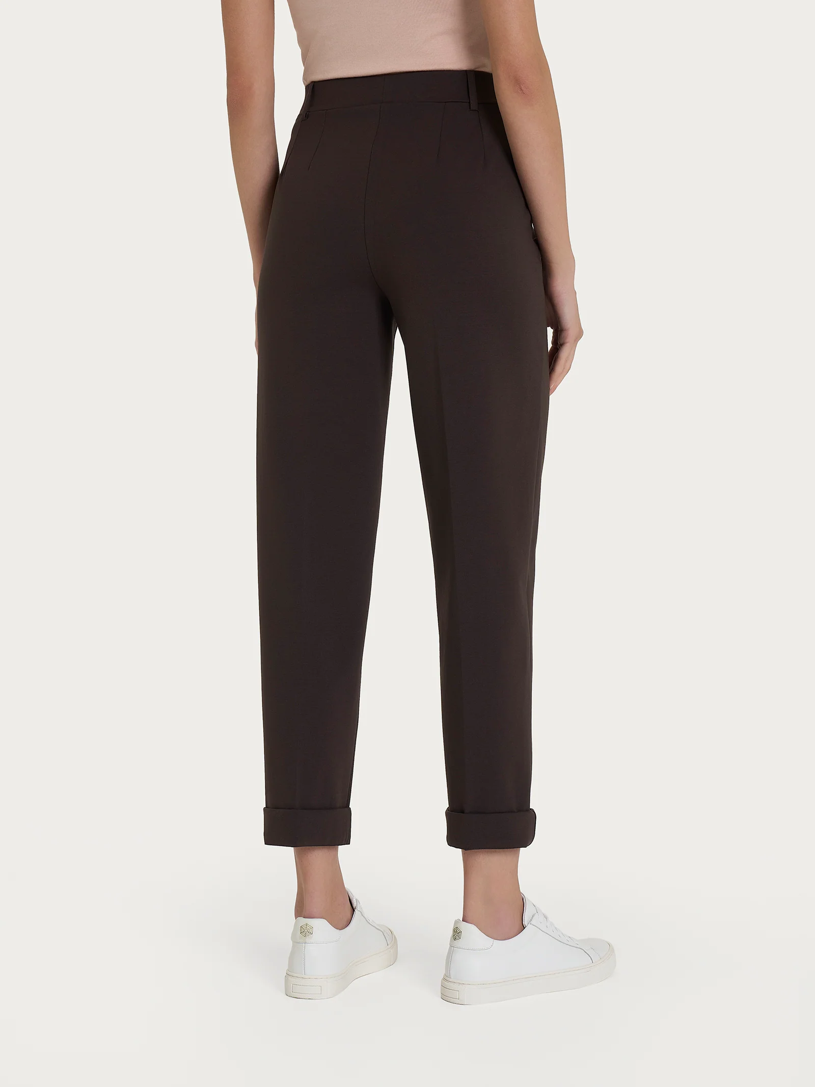 Pantalone a carota con tasche in Compact Light  - Chocolate Torte - Image 4