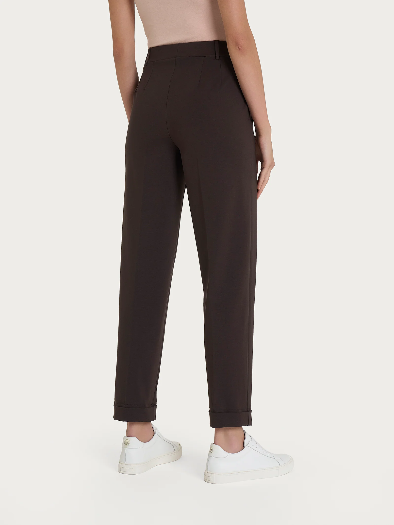 Pantalone a carota con tasche in Compact Light  - Chocolate Torte - Image 5