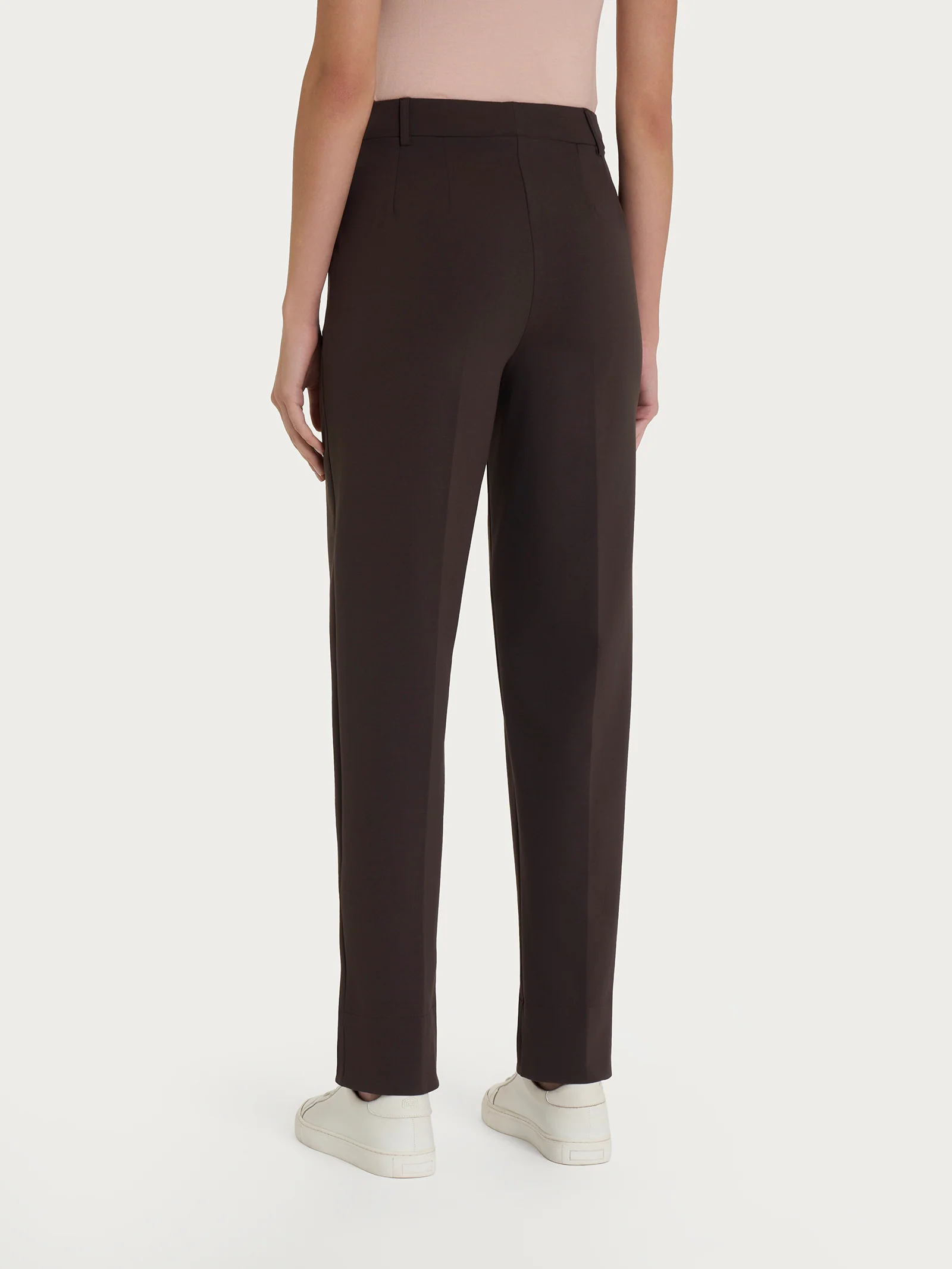 Pantalone a carota con tasche in Compact Light  - Chocolate Torte - Image 6