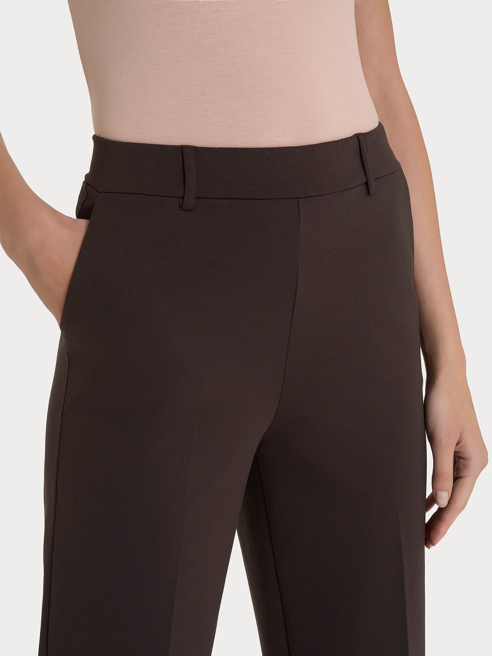 Pantalone a carota con tasche in Compact Light  - Chocolate Torte - Image 7