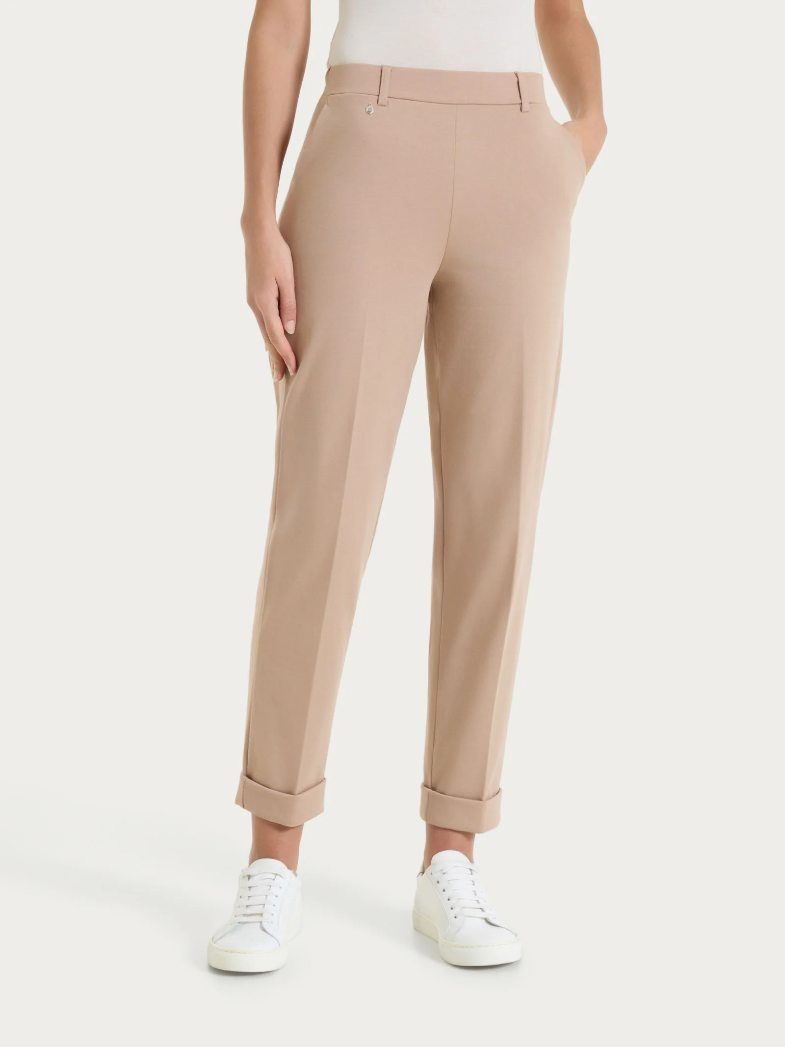Pantalone a carota con tasche in Compact Light  - Warm Taupe - Image 3