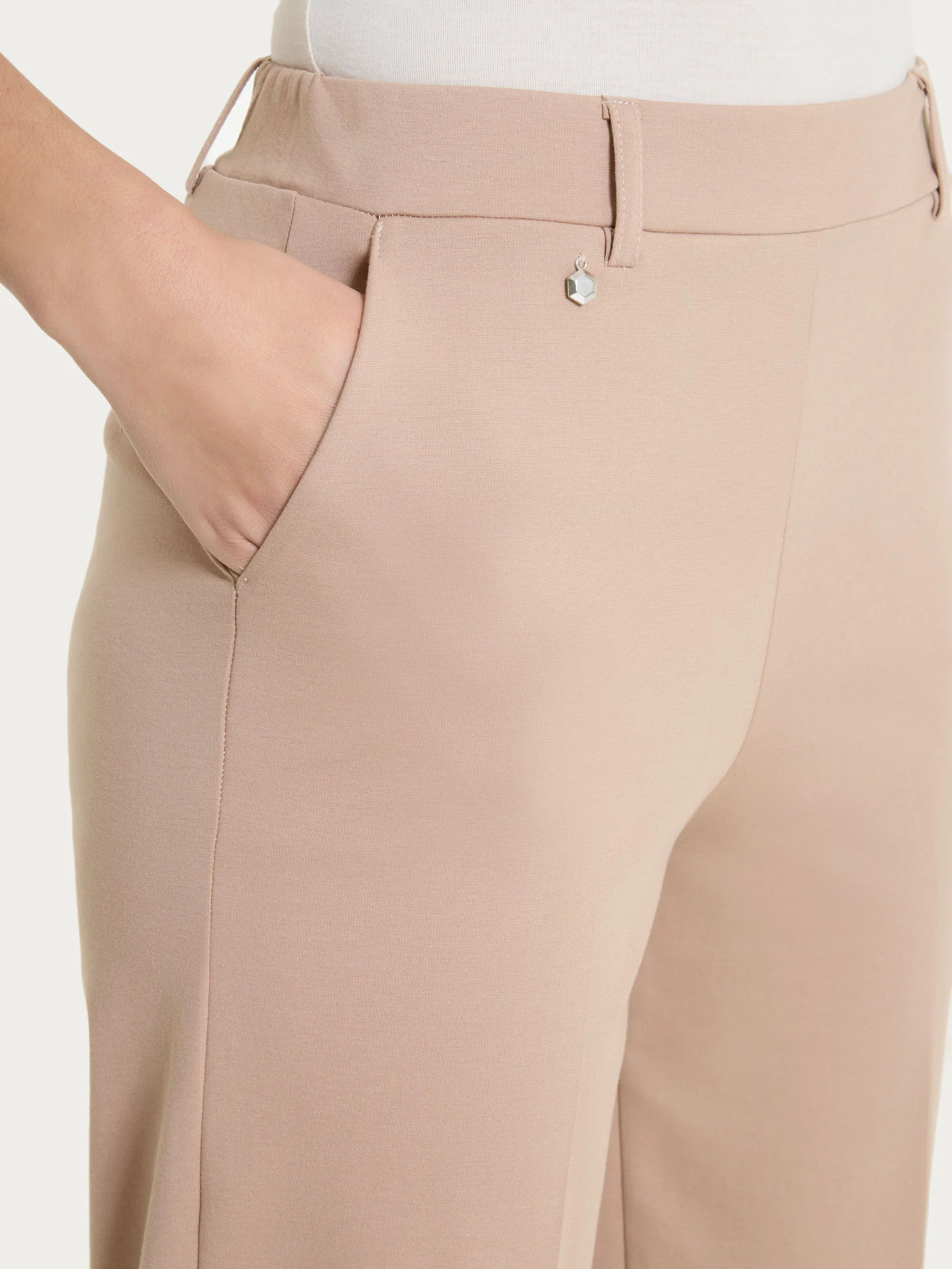Pantalone a carota con tasche in Compact Light  - Warm Taupe - Image 7