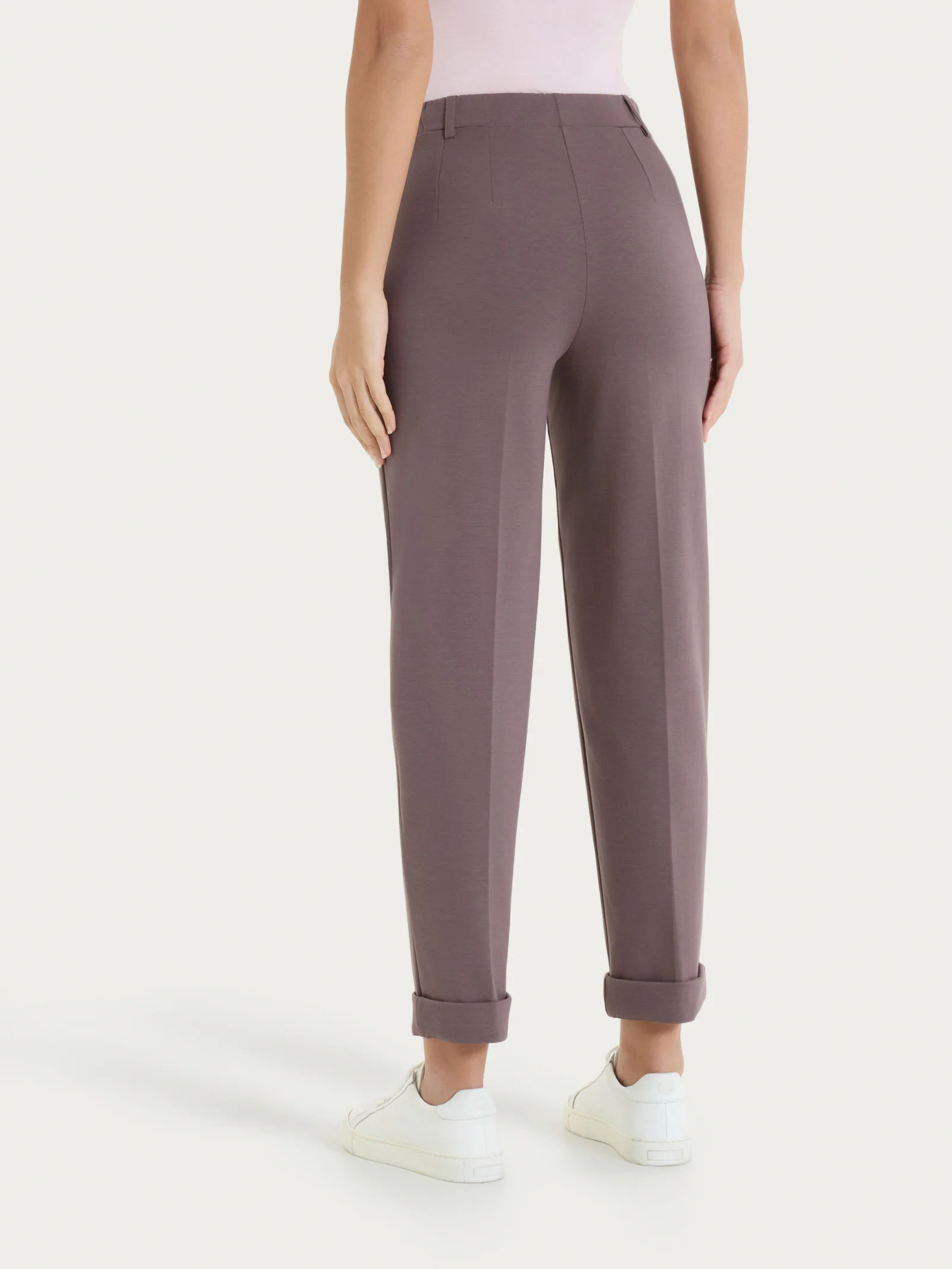 Pantalone a carota con tasche in Compact Light  - Plum Truffle - Image 3