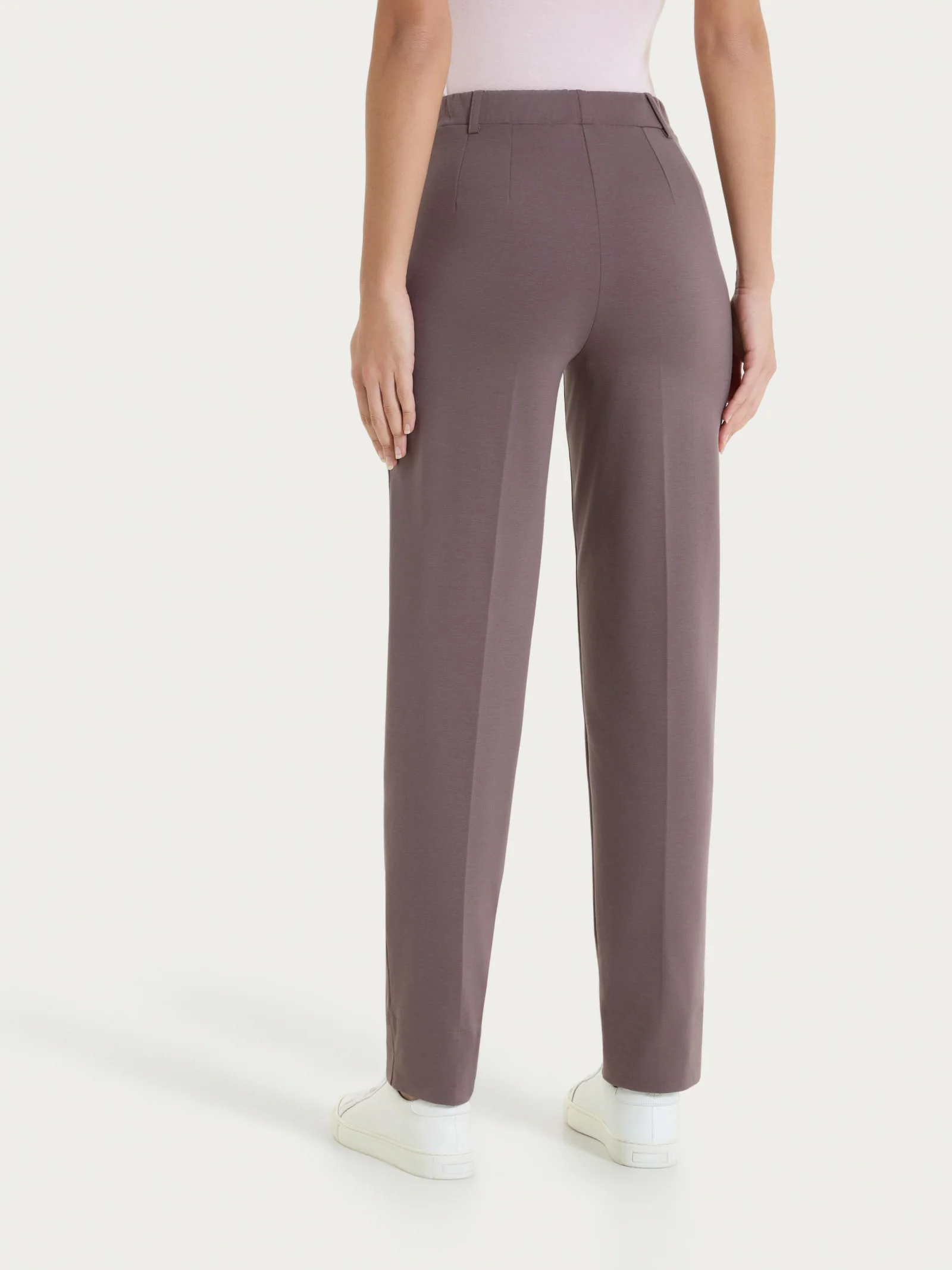 Pantalone a carota con tasche in Compact Light  - Plum Truffle - Image 4