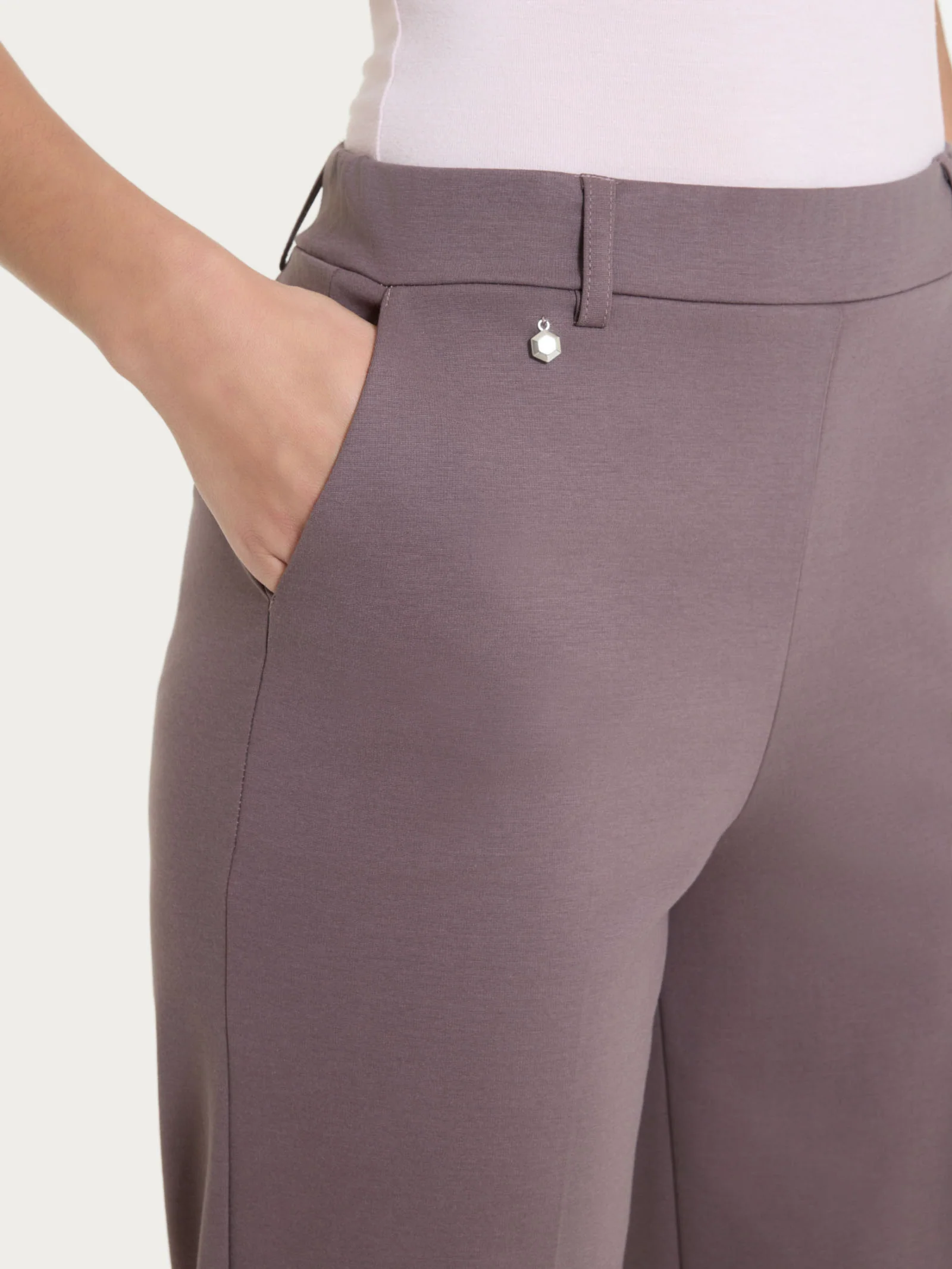 Pantalone a carota con tasche in Compact Light  - Plum Truffle - Image 5