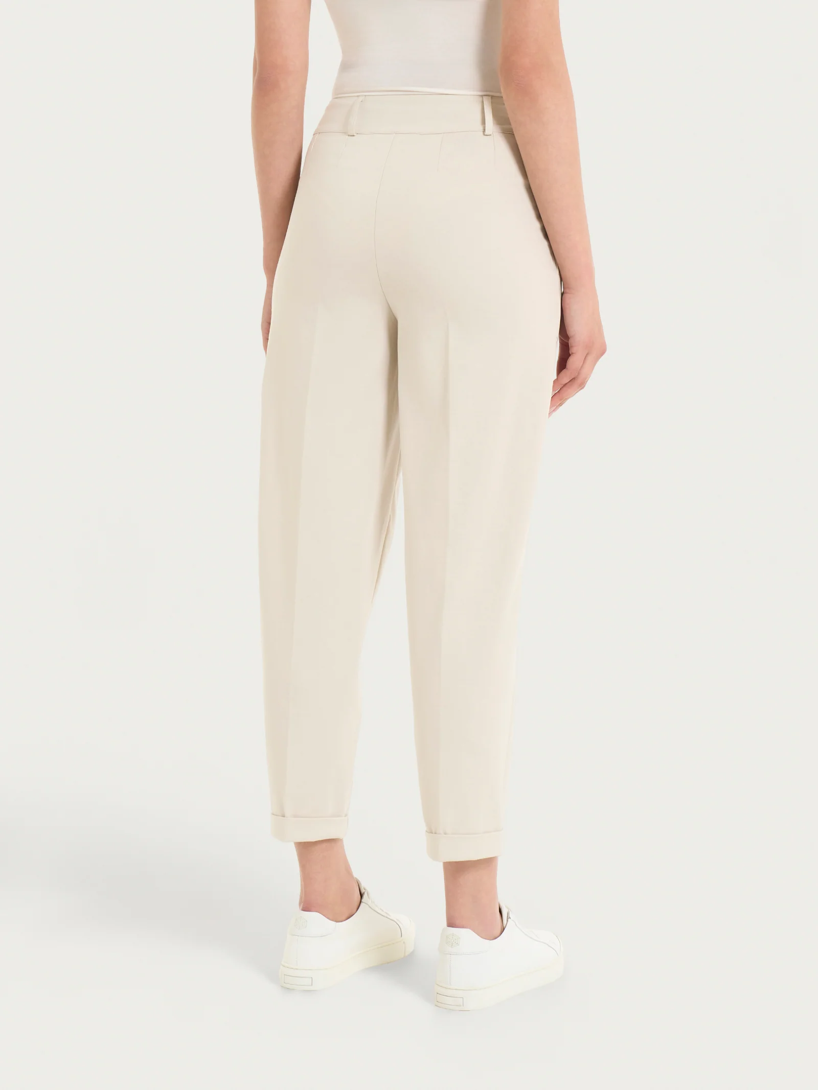 Pantalone a carota con tasche in Compact Light  - Champignon - Image 2