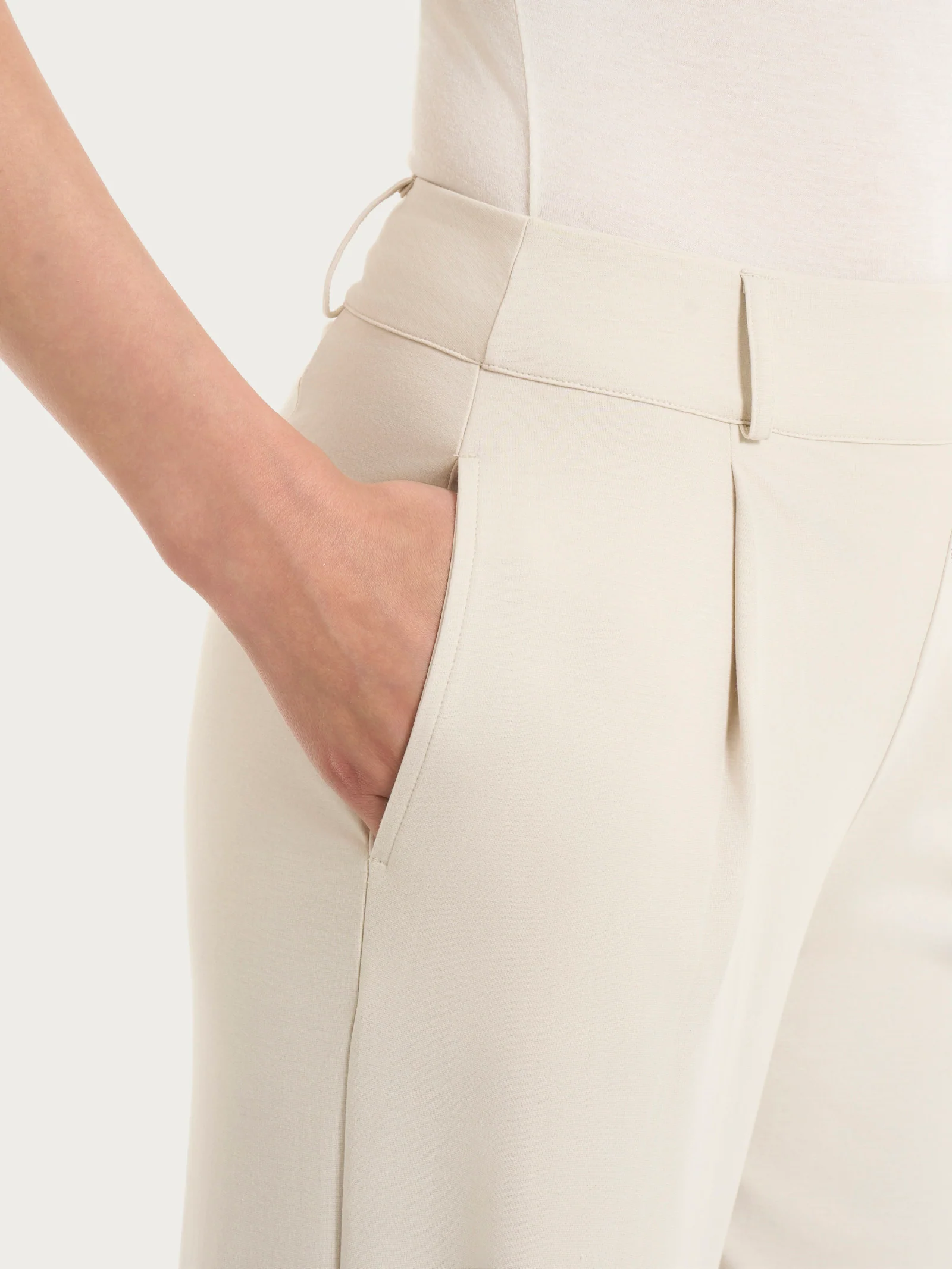 Pantalone a carota con tasche in Compact Light  - Champignon - Image 3