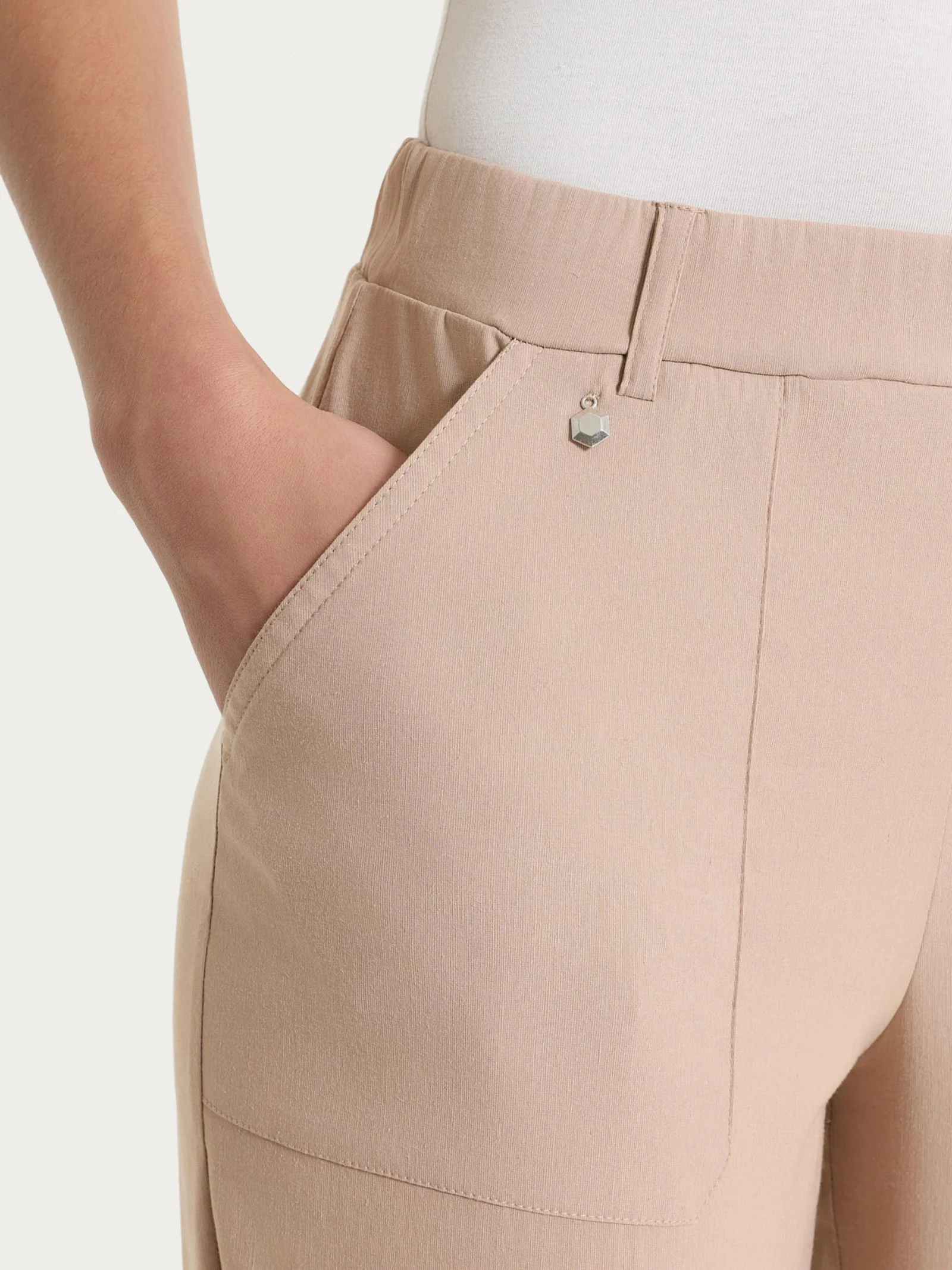 Pantalone a carota con tasche in Linen Super Fresh - Warm Taupe - Image 7