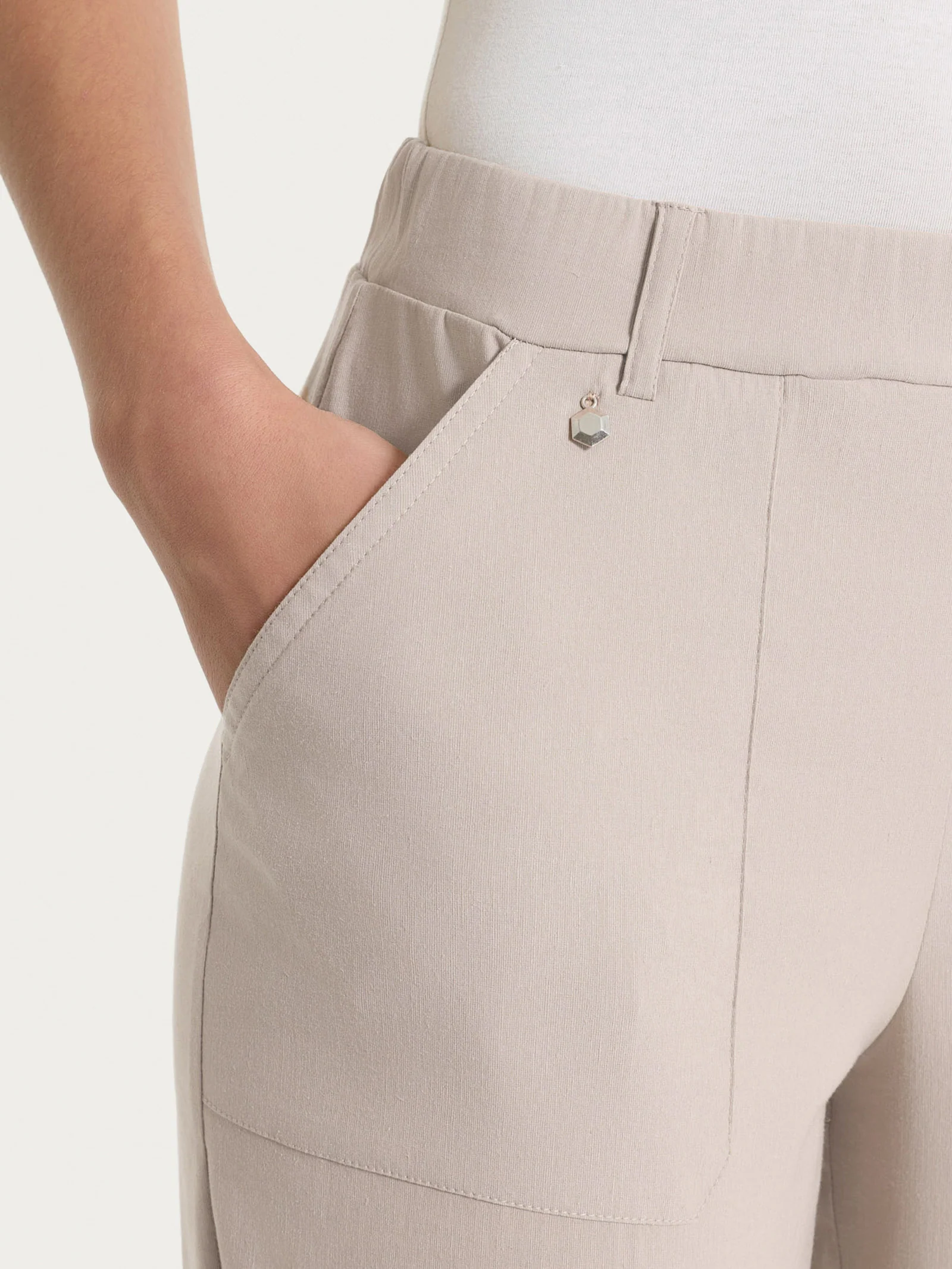 Pantalone a carota con tasche in Linen Super Fresh - Crockery - Image 5