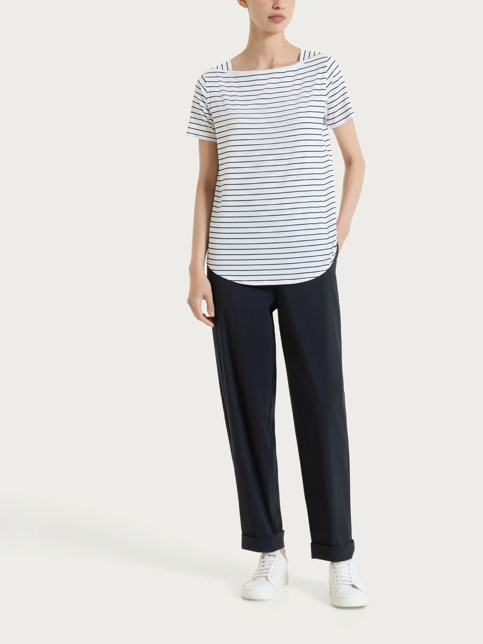 Pantalone a carota con tasche in Super Fresh - Nero - Image 4