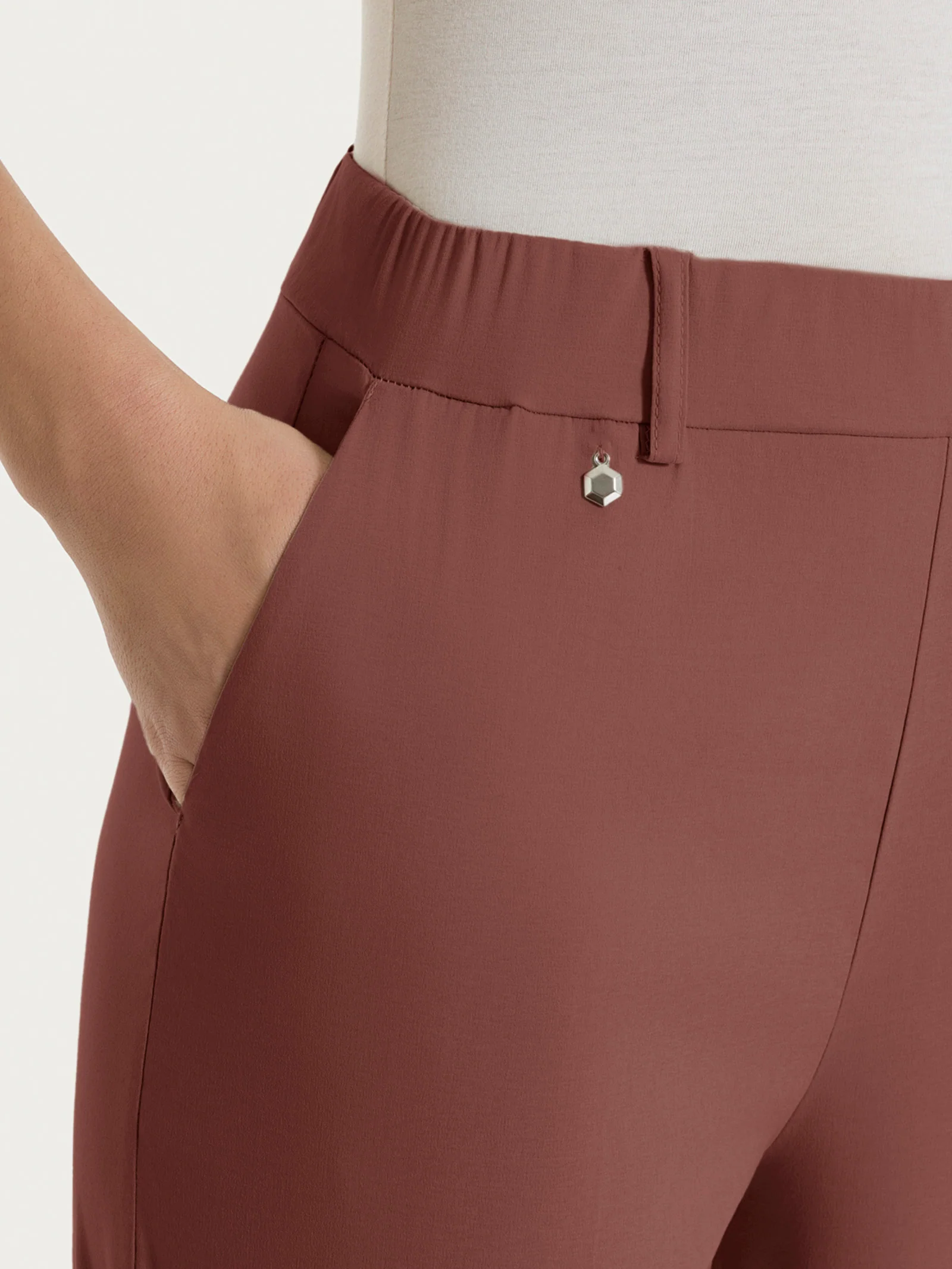 Pantalone a carota con tasche in Super Fresh - Cappuccino - Image 5