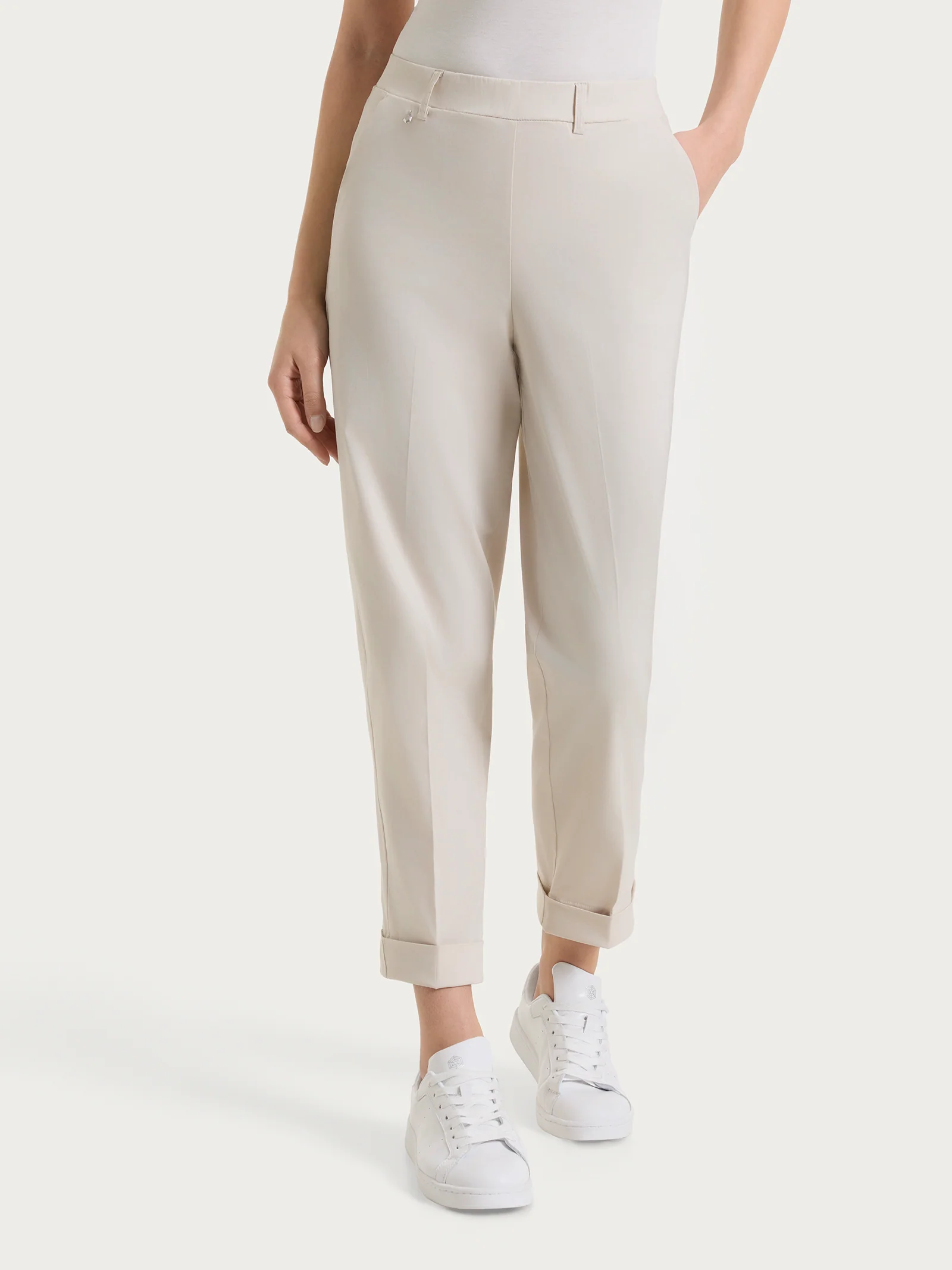 Pantalone a carota con tasche in Super Fresh - Champignon - Image 2