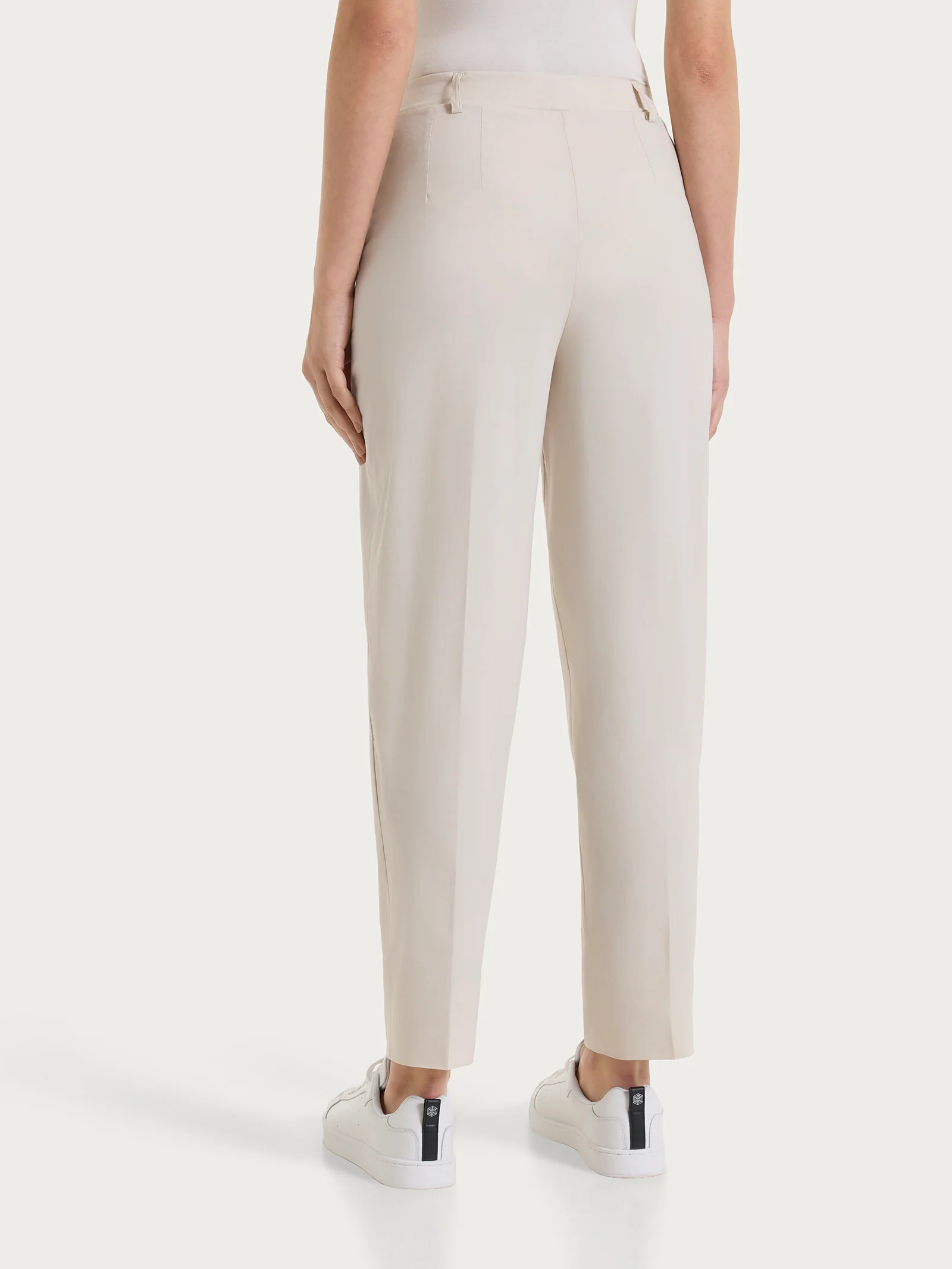 Pantalone a carota con tasche in Super Fresh - Champignon - Image 3