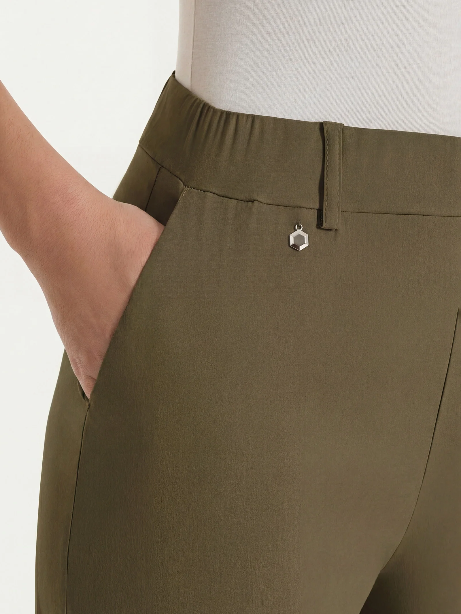 Pantalone a carota con tasche in Super Fresh - Dark Olive - Image 4