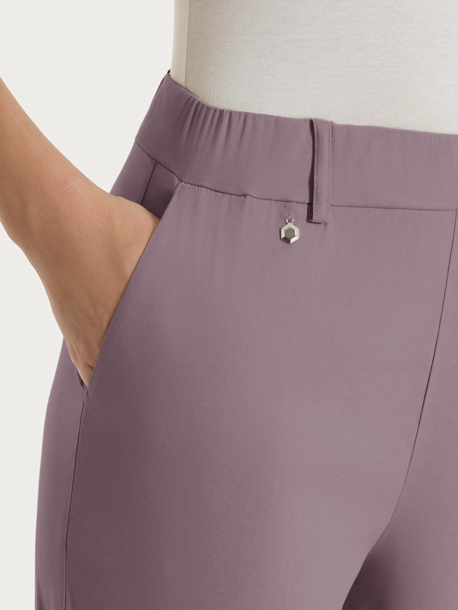 Pantalone a carota con tasche in Super Fresh - Plum Truffle - Image 5