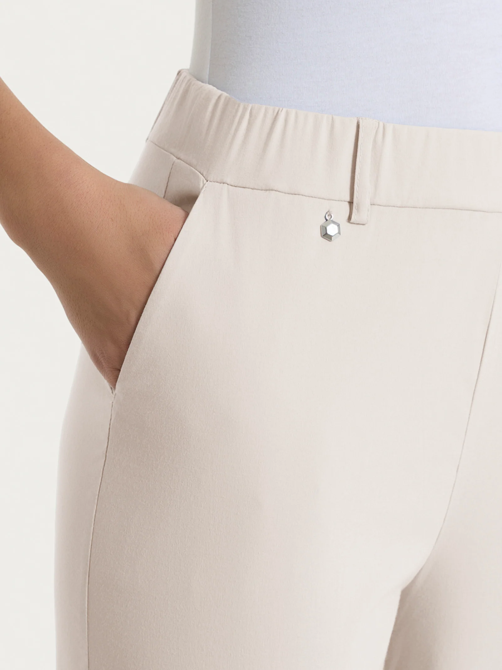 Pantalone a carota con tasche in Super Fresh - Almond Peach - Image 5
