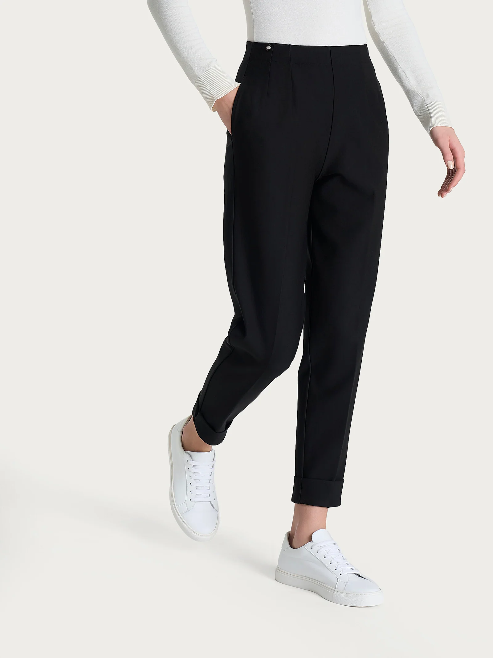 Pantalone a carota con tasche in tessuto Compact - Nero - Image 2