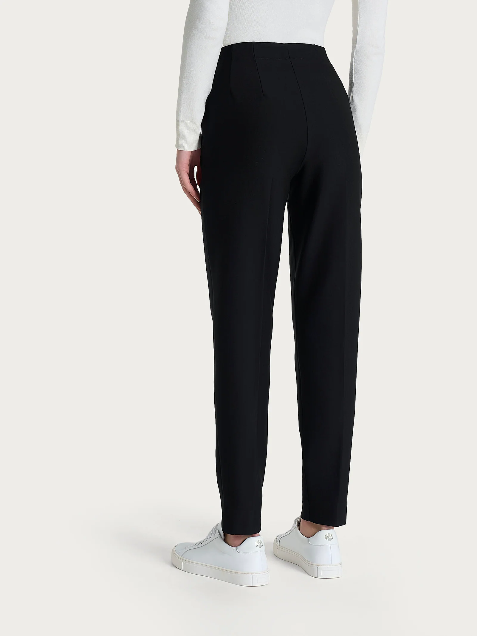Pantalone a carota con tasche in tessuto Compact - Nero - Image 3