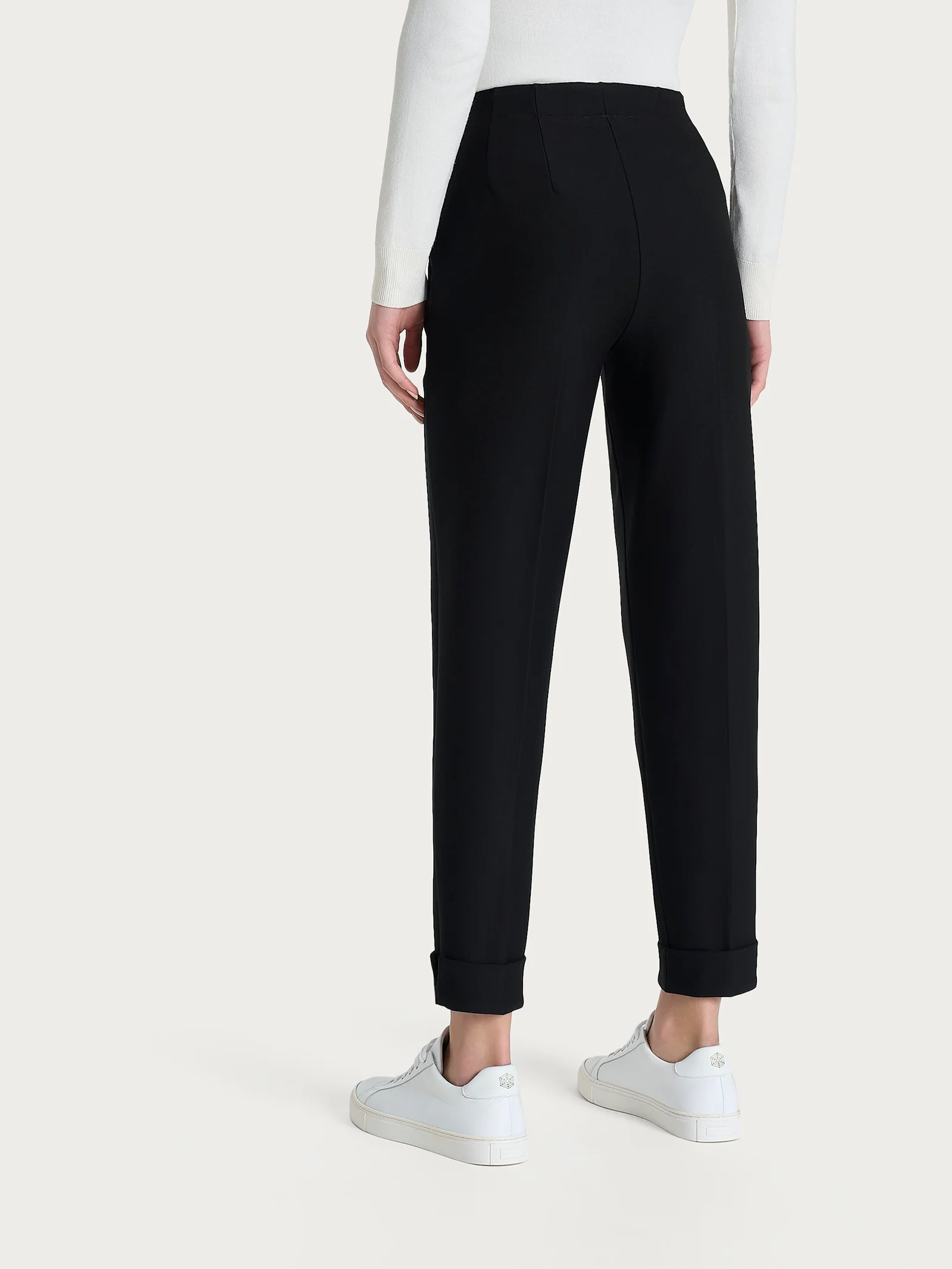 Pantalone a carota con tasche in tessuto Compact - Nero - Image 4