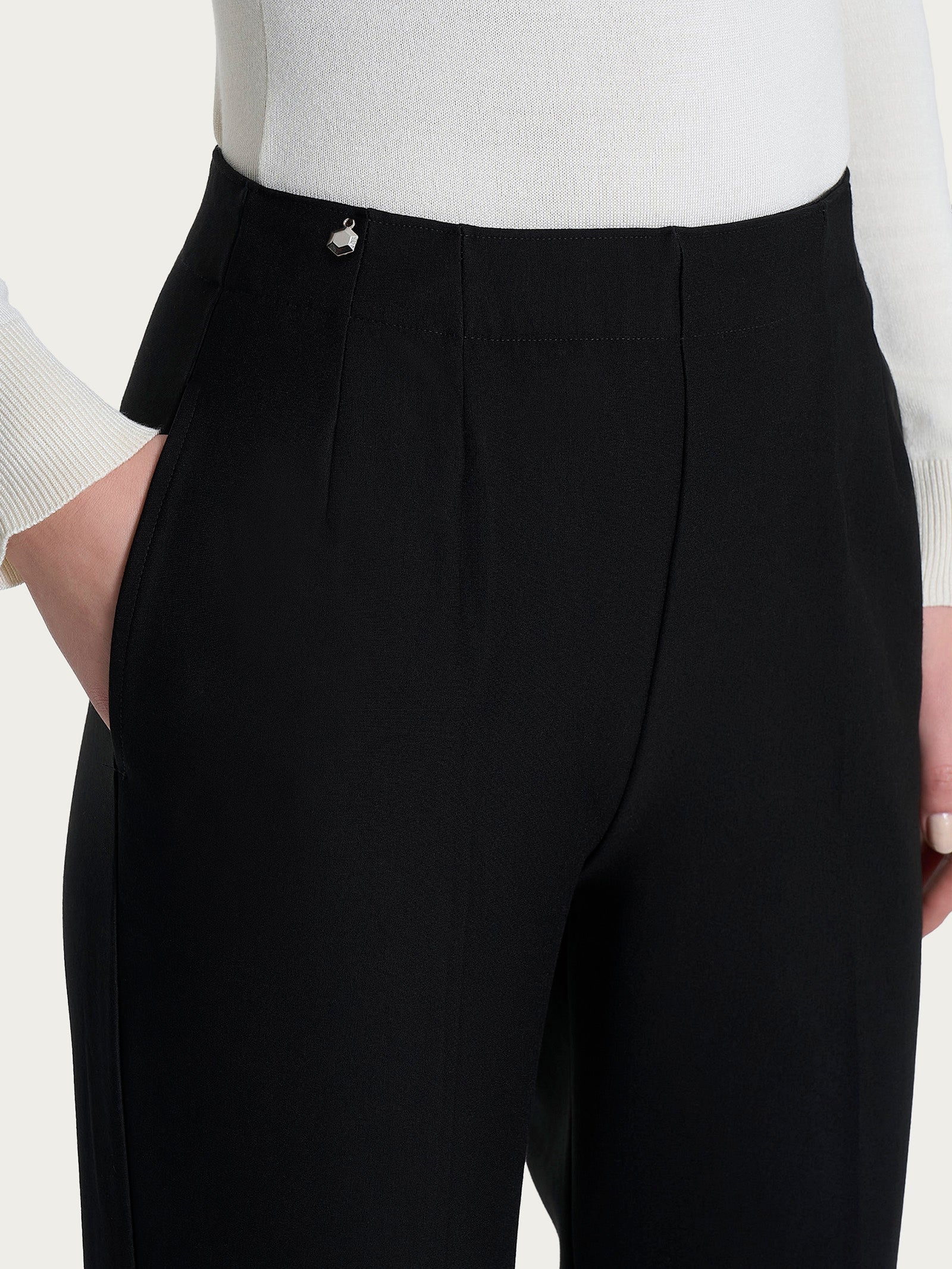 Pantalone a carota con tasche in tessuto Compact - Nero - Image 5