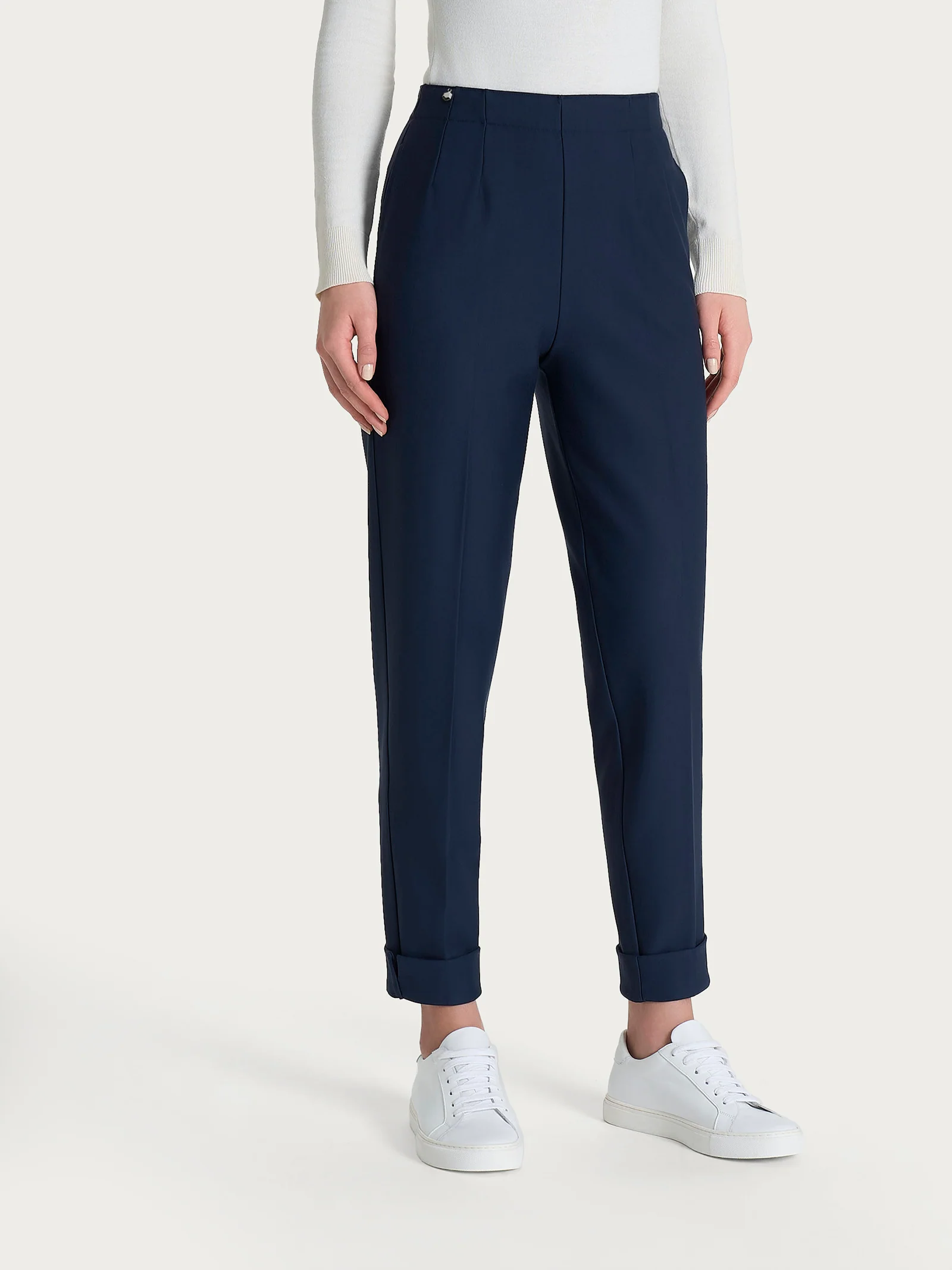 Pantalone a carota con tasche in tessuto Compact - Persia - Image 2