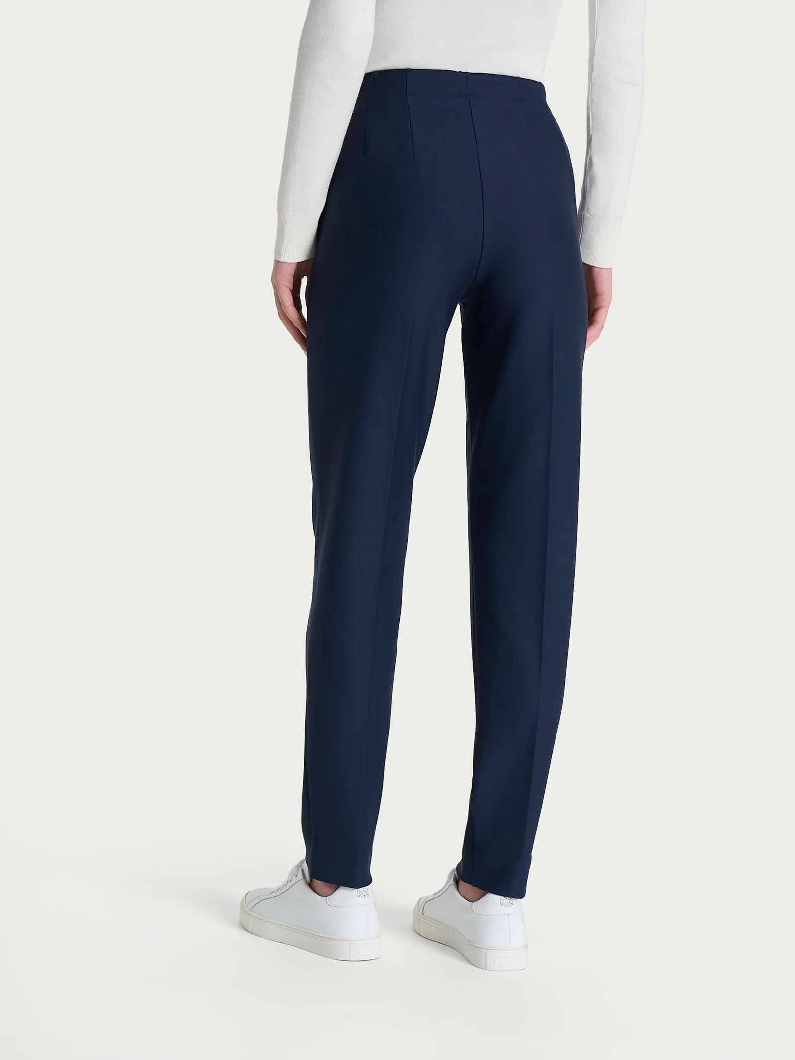 Pantalone a carota con tasche in tessuto Compact - Persia - Image 3