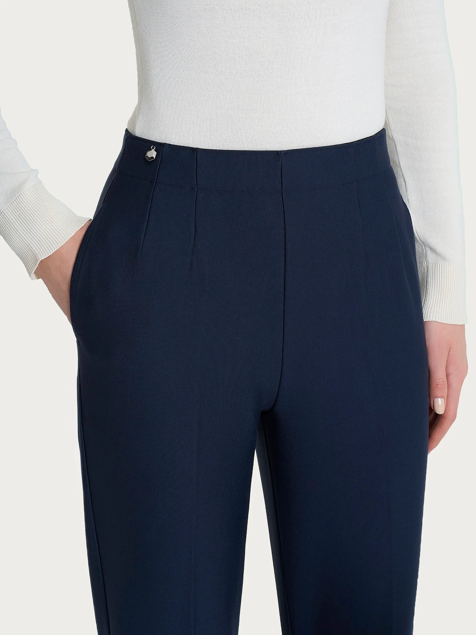 Pantalone a carota con tasche in tessuto Compact - Persia - Image 5