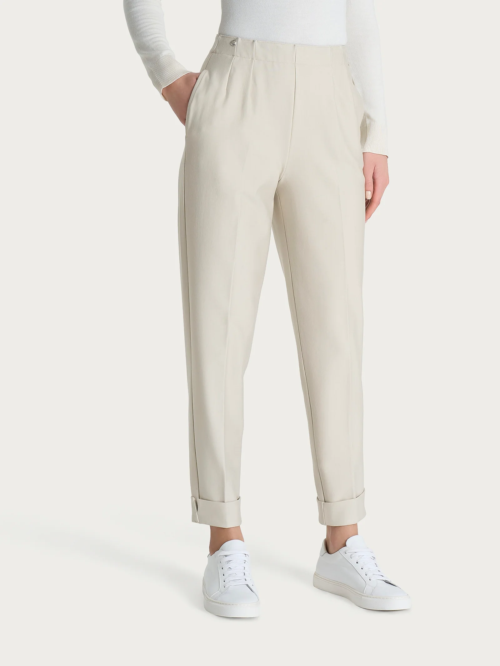 Pantalone a carota con tasche in tessuto Compact - Champignon - Image 2