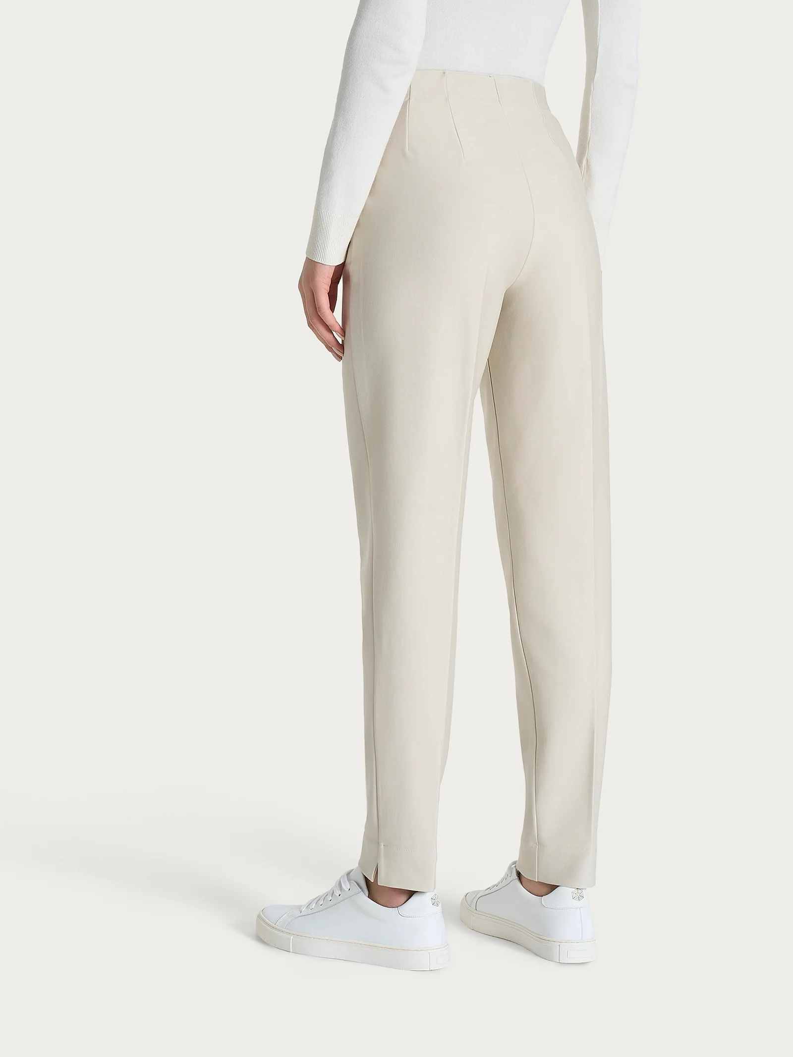 Pantalone a carota con tasche in tessuto Compact - Champignon - Image 3