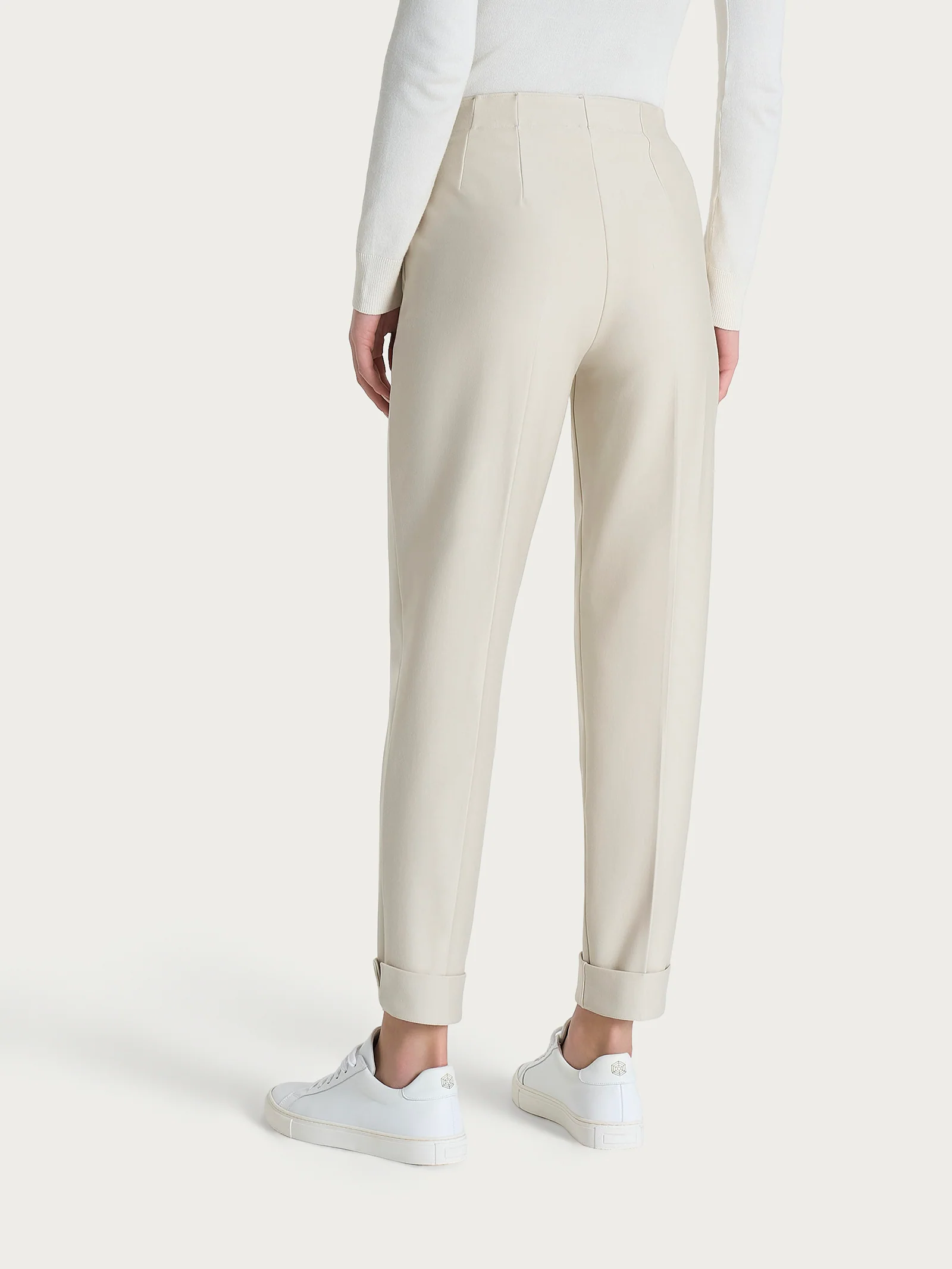 Pantalone a carota con tasche in tessuto Compact - Champignon - Image 4