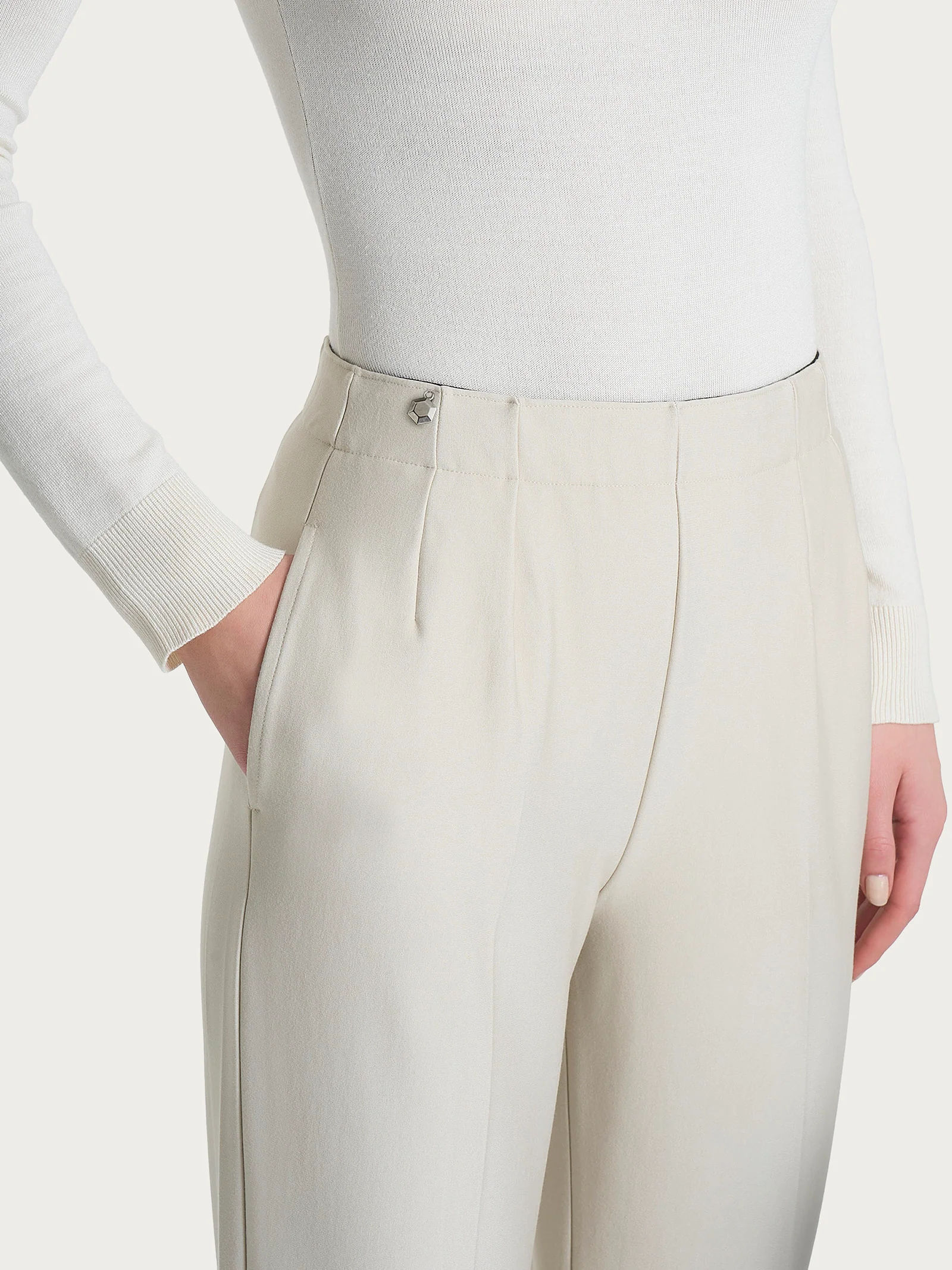 Pantalone a carota con tasche in tessuto Compact - Champignon - Image 5