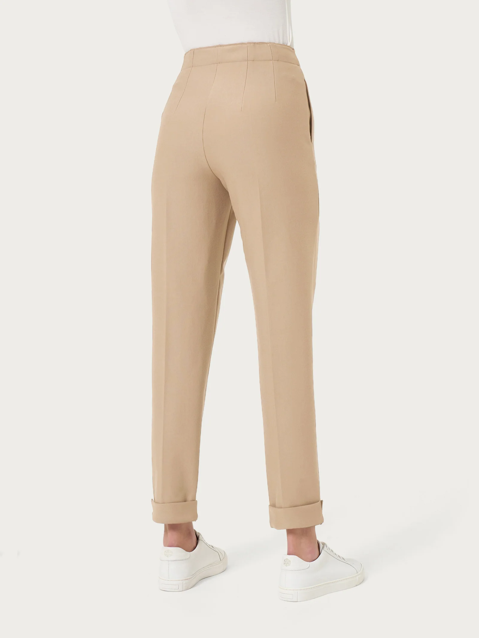 Pantalone a carota con tasche in tessuto Compact - Irish Cream - Image 2