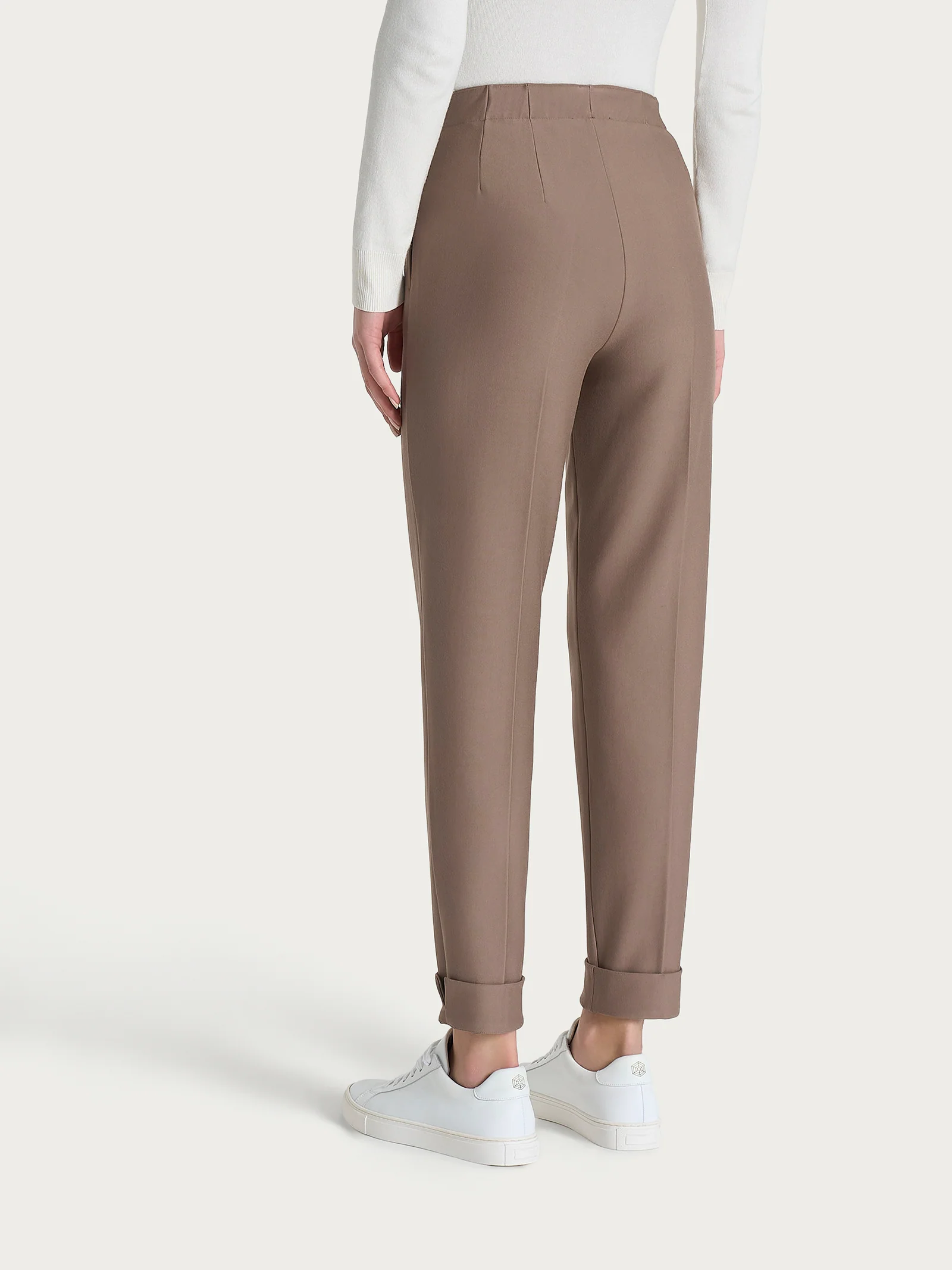Pantalone a carota con tasche in tessuto Compact - Pine Bark - Image 4