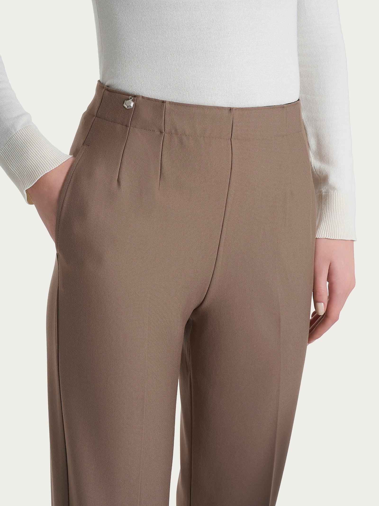 Pantalone a carota con tasche in tessuto Compact - Pine Bark - Image 5
