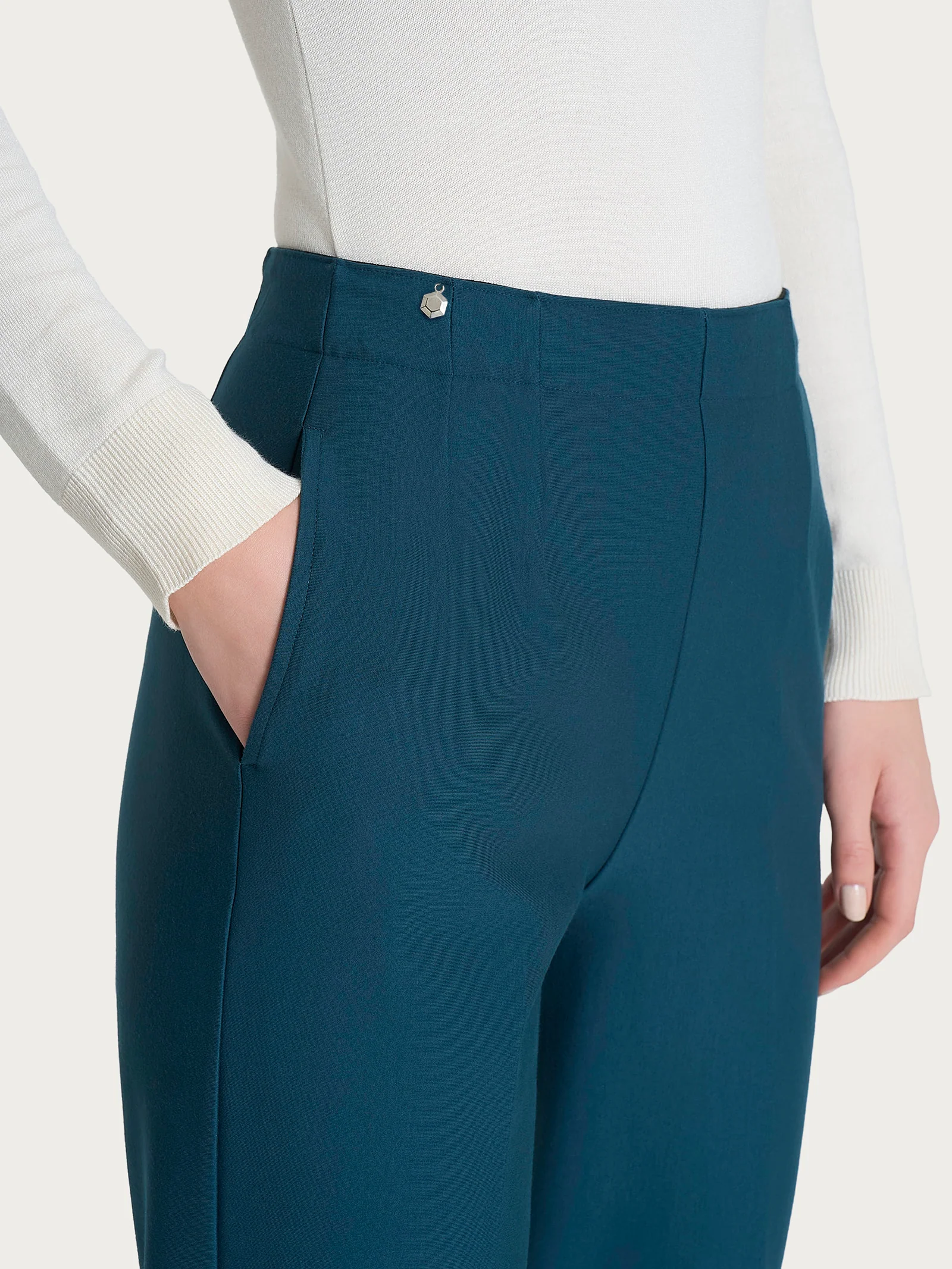 Pantalone a carota con tasche in tessuto Compact - Reflecting Pond - Image 5