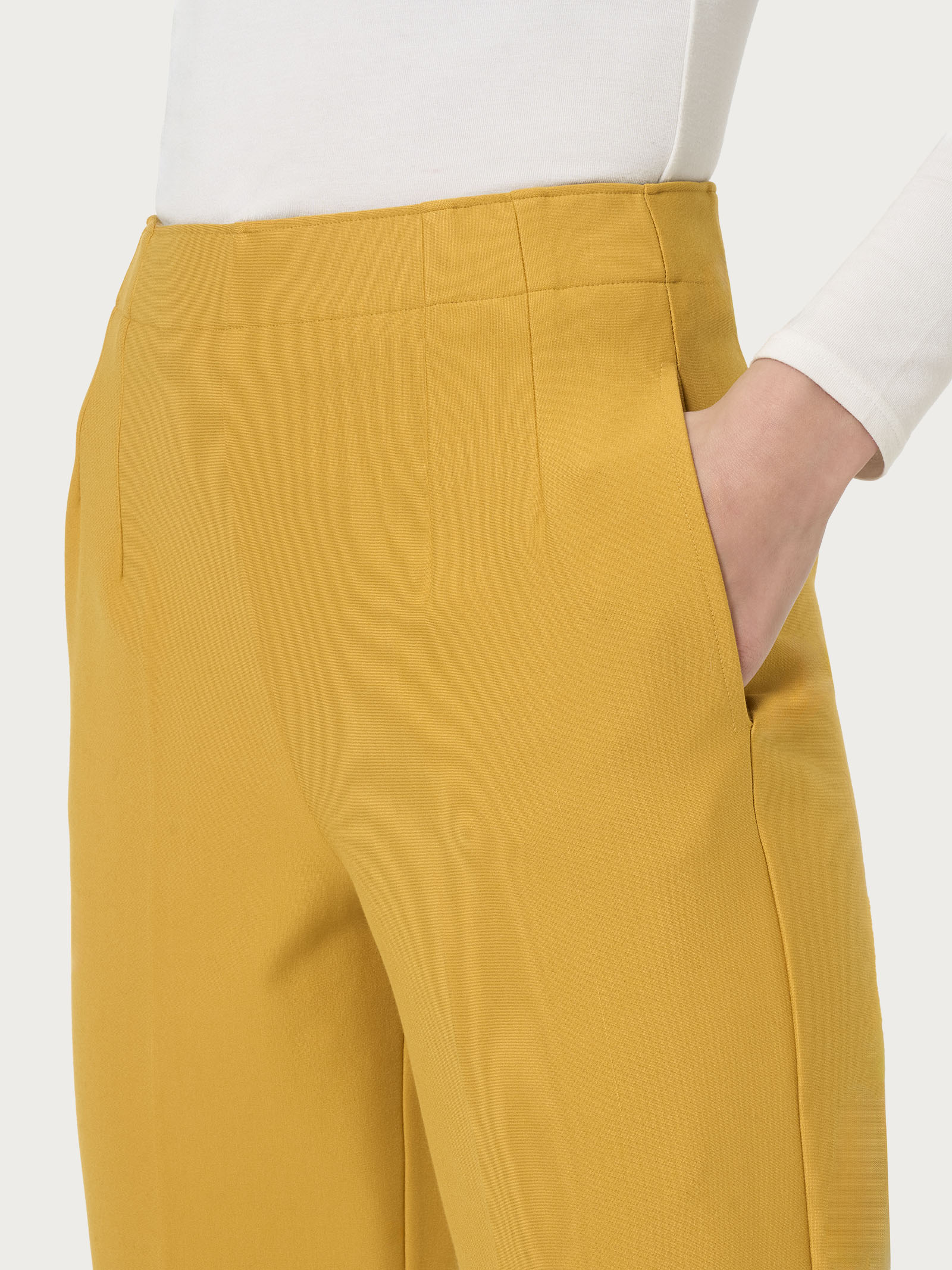 Pantalone a carota con tasche in tessuto Compact - Golden Spice - Image 3