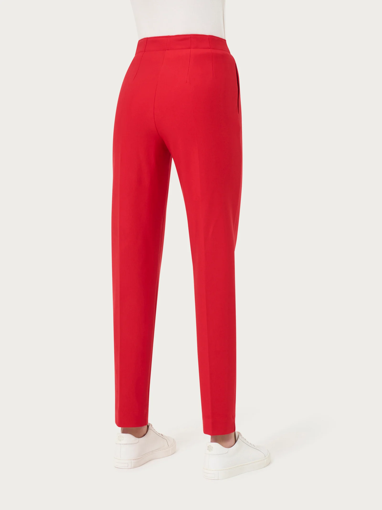 Pantalone a carota con tasche in tessuto Compact - Salsa - Image 2