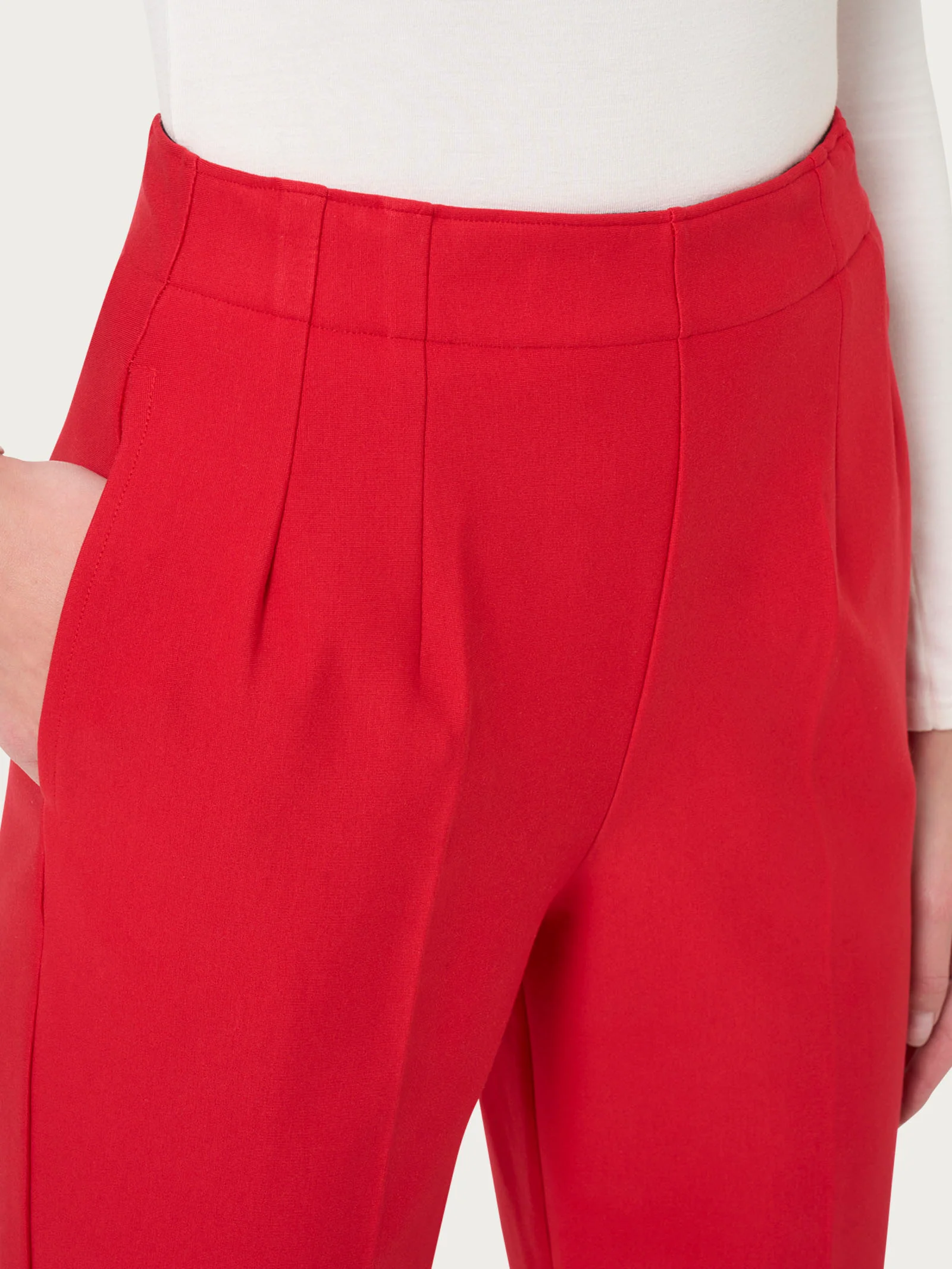 Pantalone a carota con tasche in tessuto Compact - Salsa - Image 3