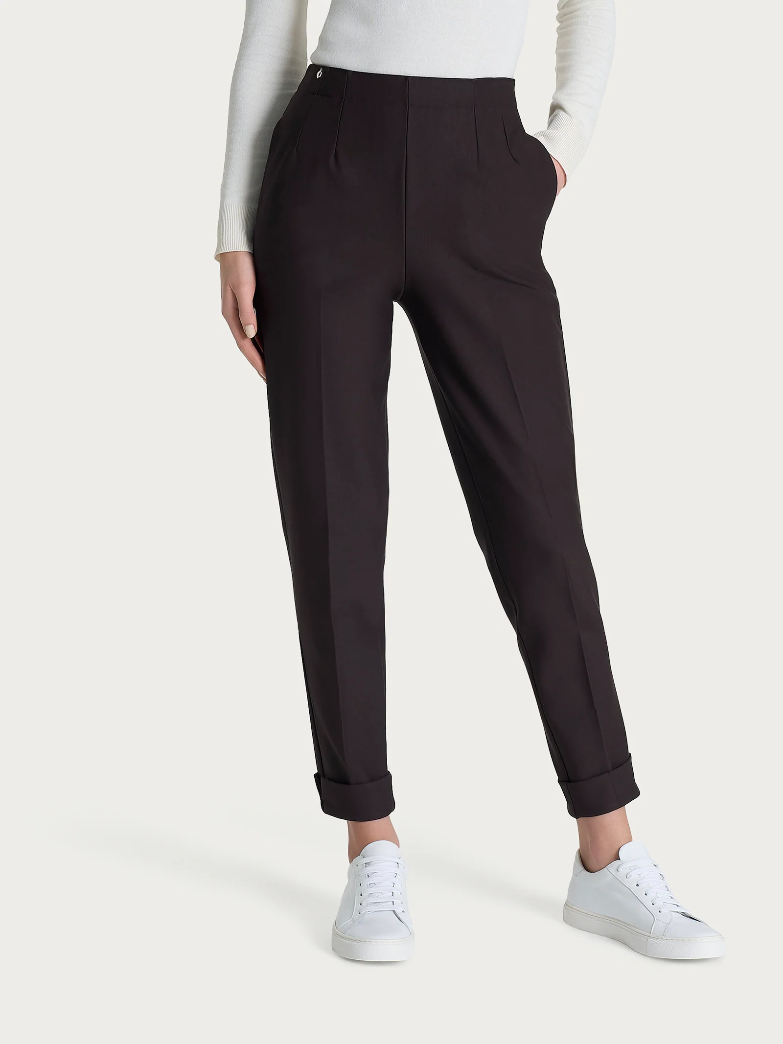 Pantalone a carota con tasche in tessuto Compact - Chocolate Torte - Image 2