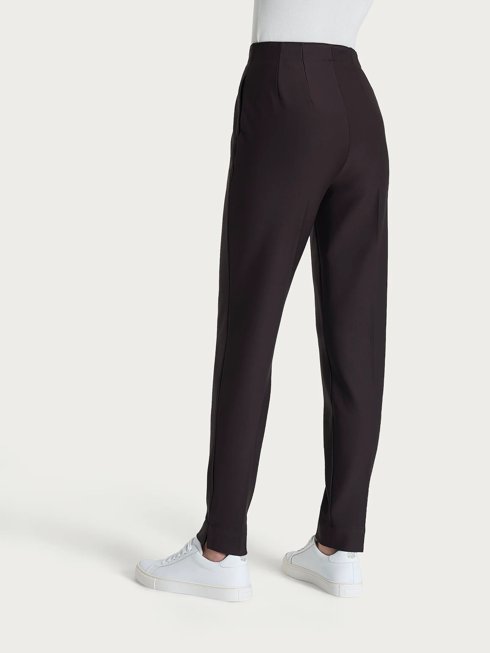 Pantalone a carota con tasche in tessuto Compact - Chocolate Torte - Image 3