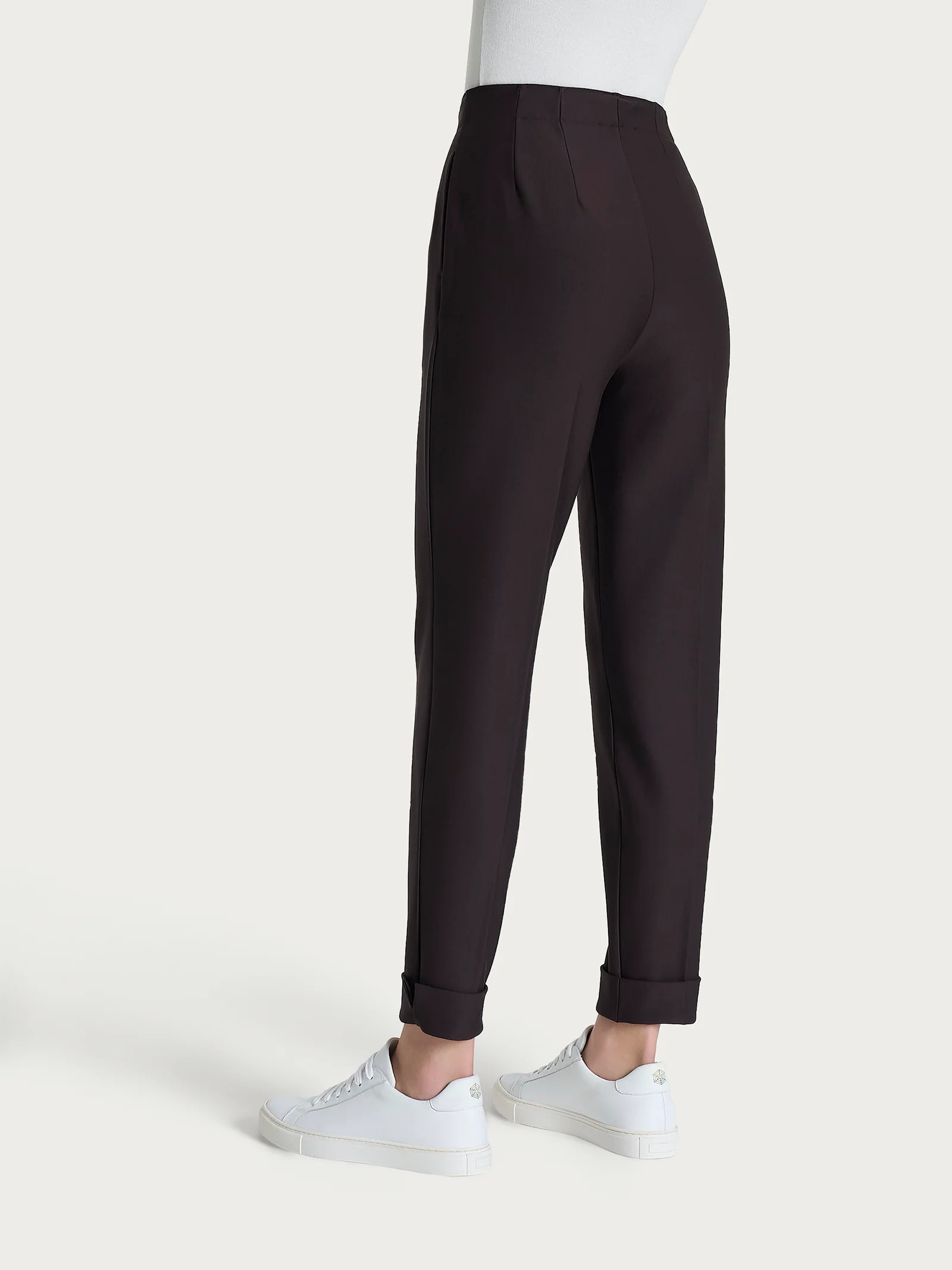 Pantalone a carota con tasche in tessuto Compact - Chocolate Torte - Image 4