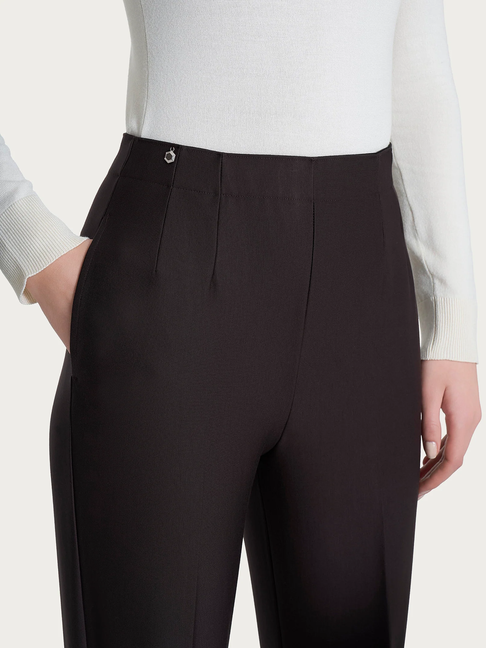 Pantalone a carota con tasche in tessuto Compact - Chocolate Torte - Image 5