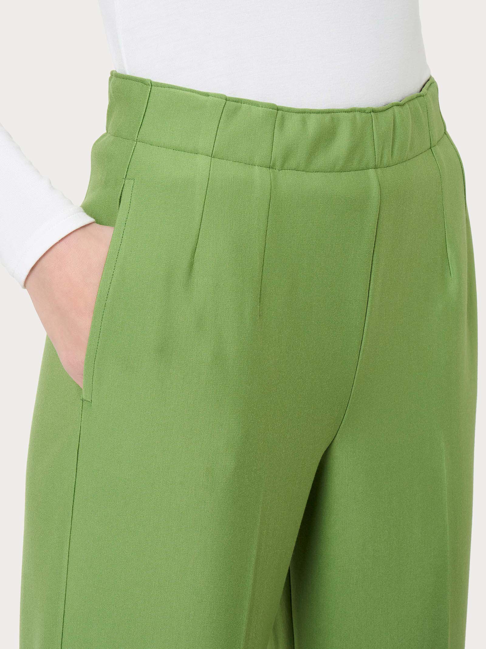 Pantalone a carota con tasche in tessuto Compact - Piquant Green - Image 3
